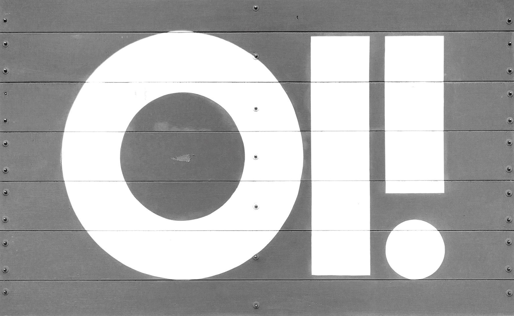 Equipo creativo desarrollando proyectos de diseño gráfico, trabajando en conceptos visuales y diseños personalizados en un entorno profesional