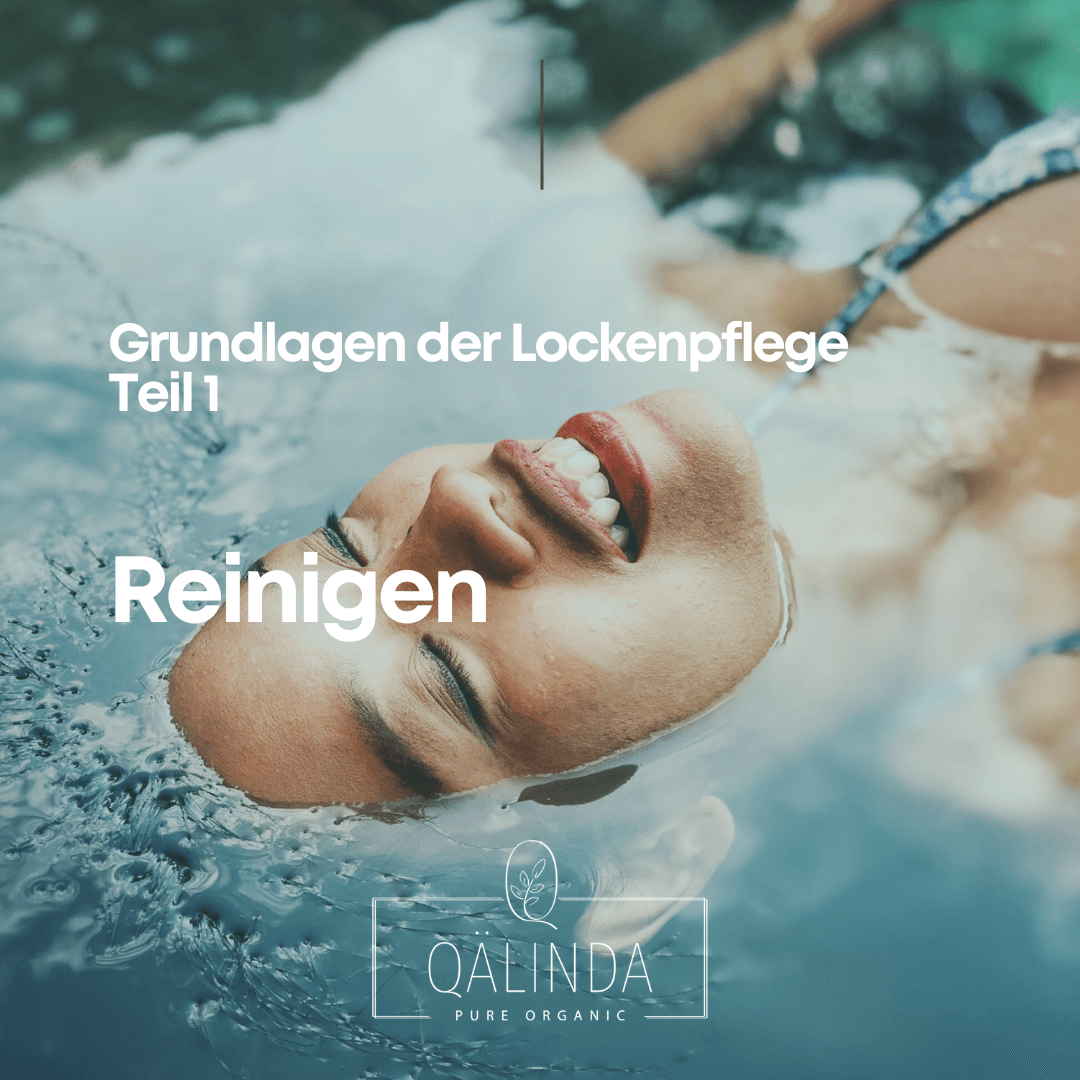 Das Gesicht einer Frau ragt lächelnd und mit geschlossenen Augen aus dem Wasser, Grundlagen der Lockenpflege, Reinigung