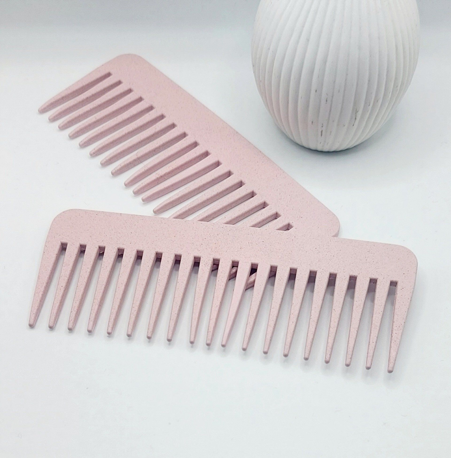 Zwei rosa Lockenkämme.