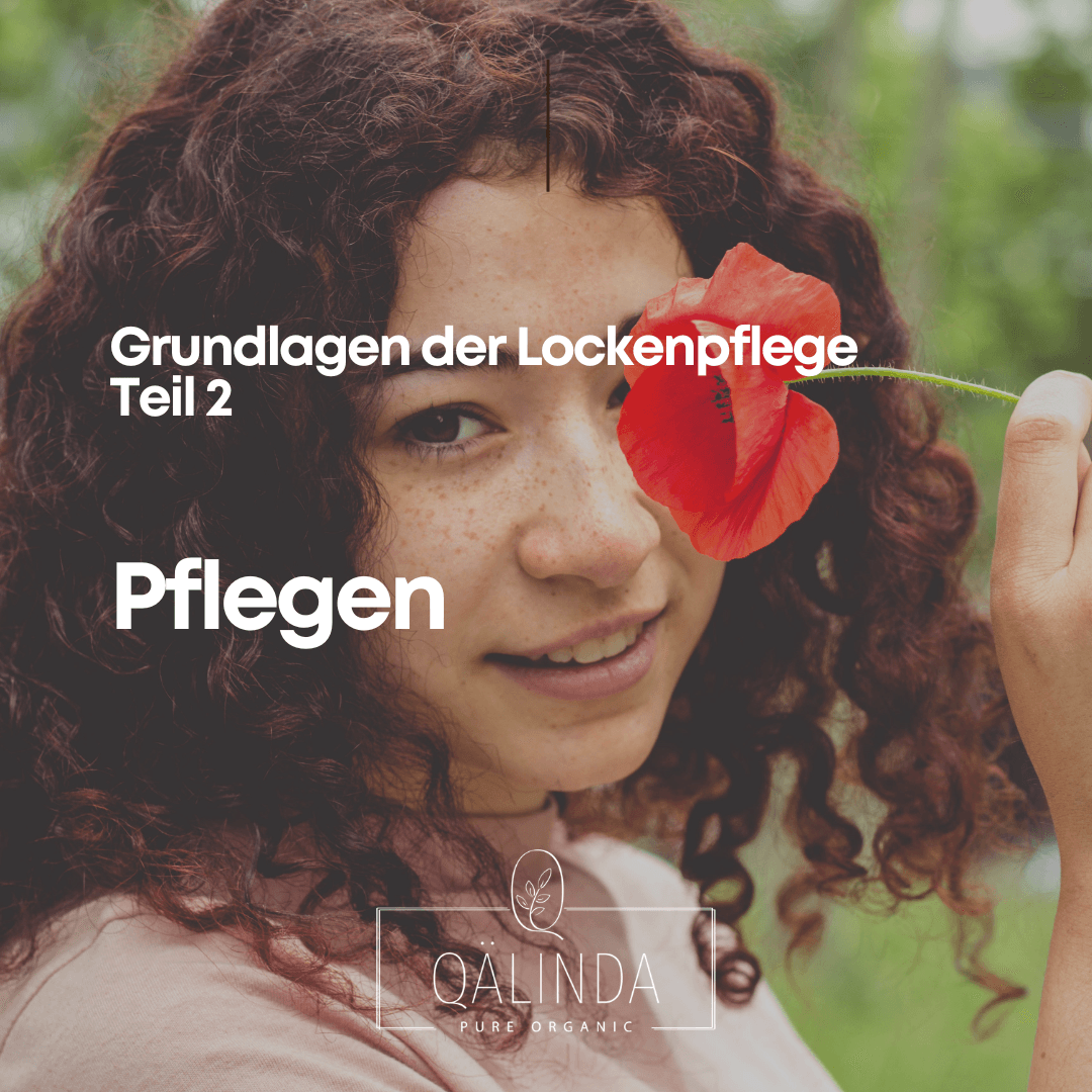 Eine junge Frau mit Locken hält sich eine Blume ins Gesicht und verdeckt ein Auge, Grundlagen der Lockenpflege, pflegen