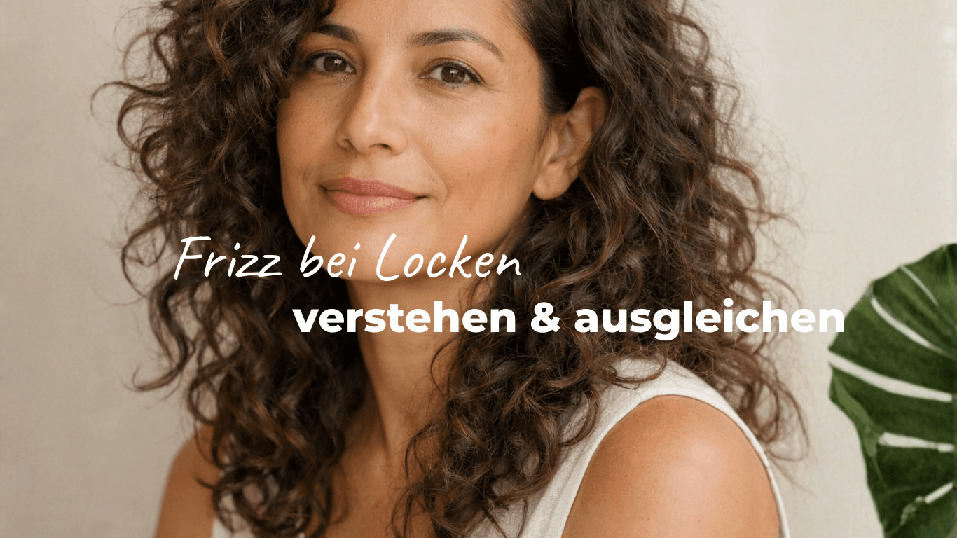 Eine Creme bildet ein Häufchen auf einem dezenten beigefarbenen Untergrund.