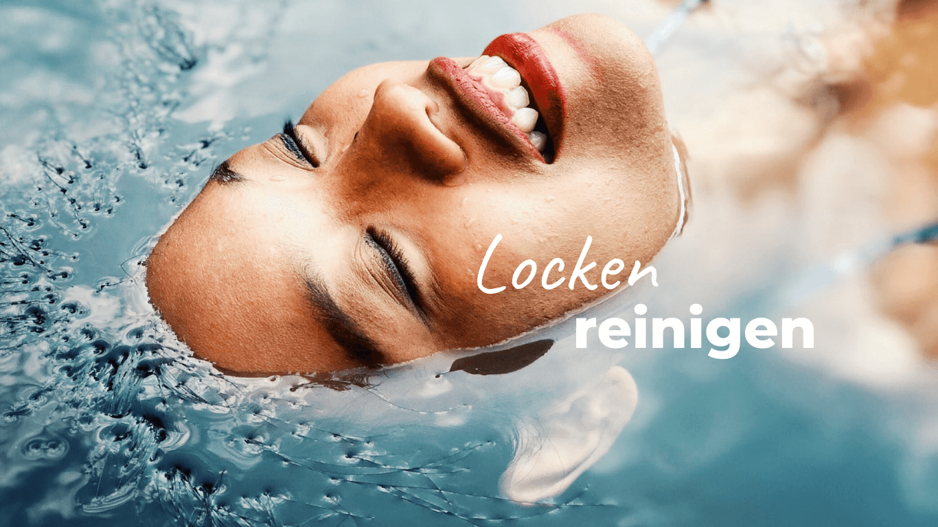 Ein Frauengesicht mit geschlossenen Augen ragt entspannt aus dem Wasser, ihre Locken sind unter Wasse.