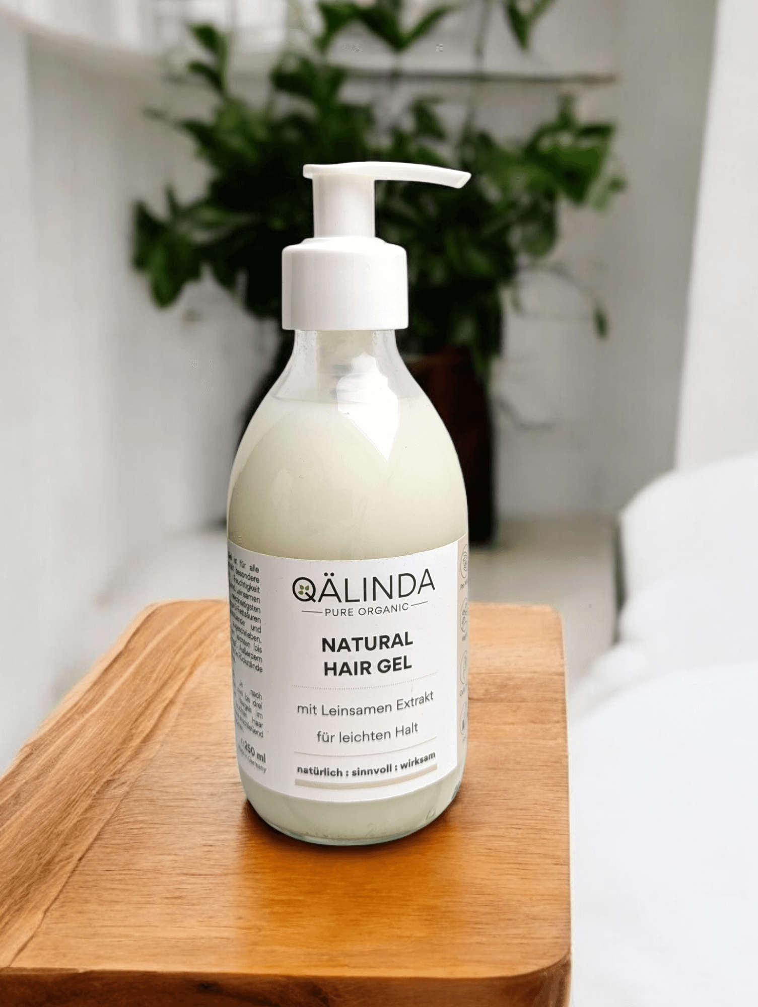 Das Natural Hair Gel mit Leinsamen Extrakt in der Glasflasche mit Pumpspender.