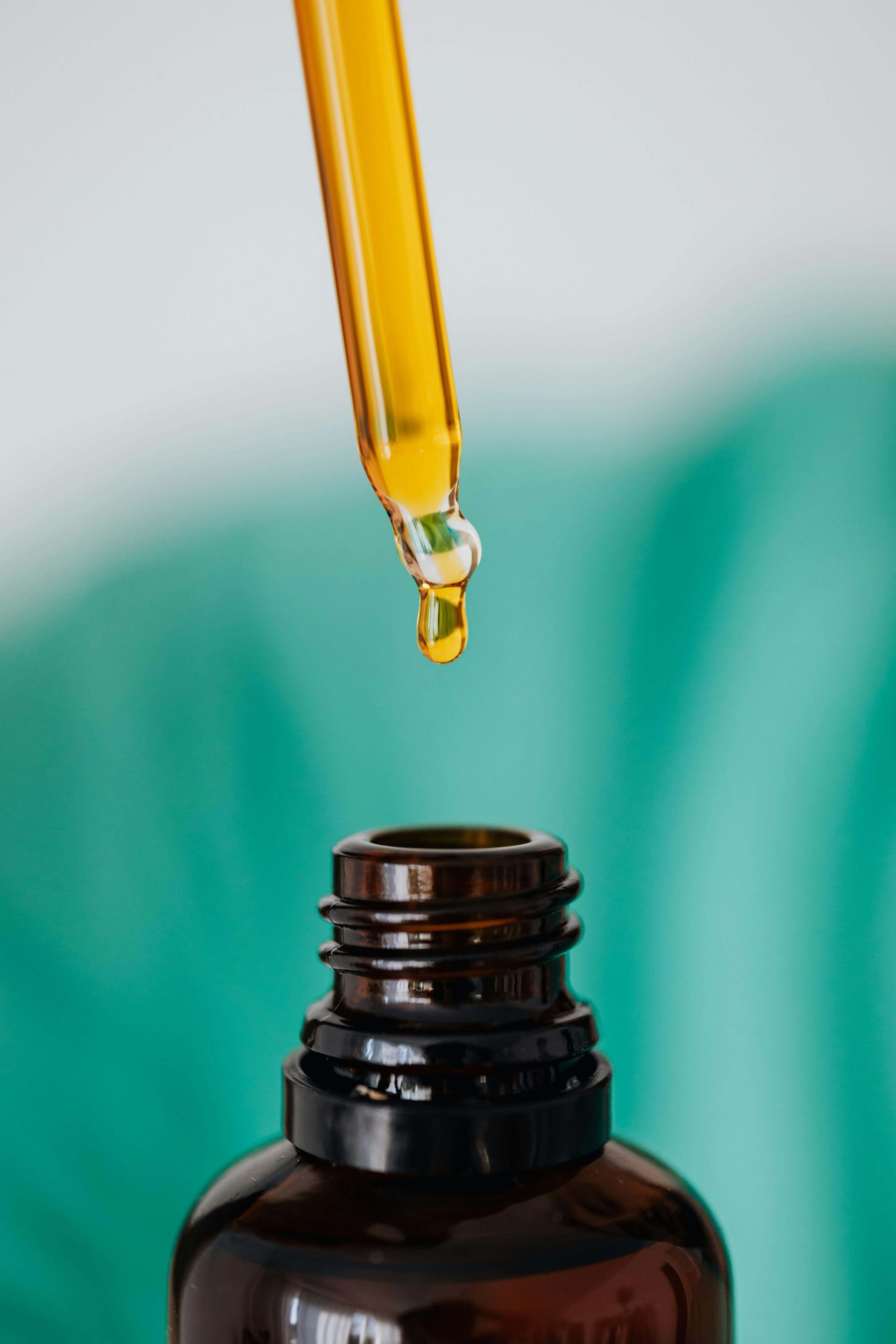 Eine goldgelbe Flüssigkeit in einer Pipette