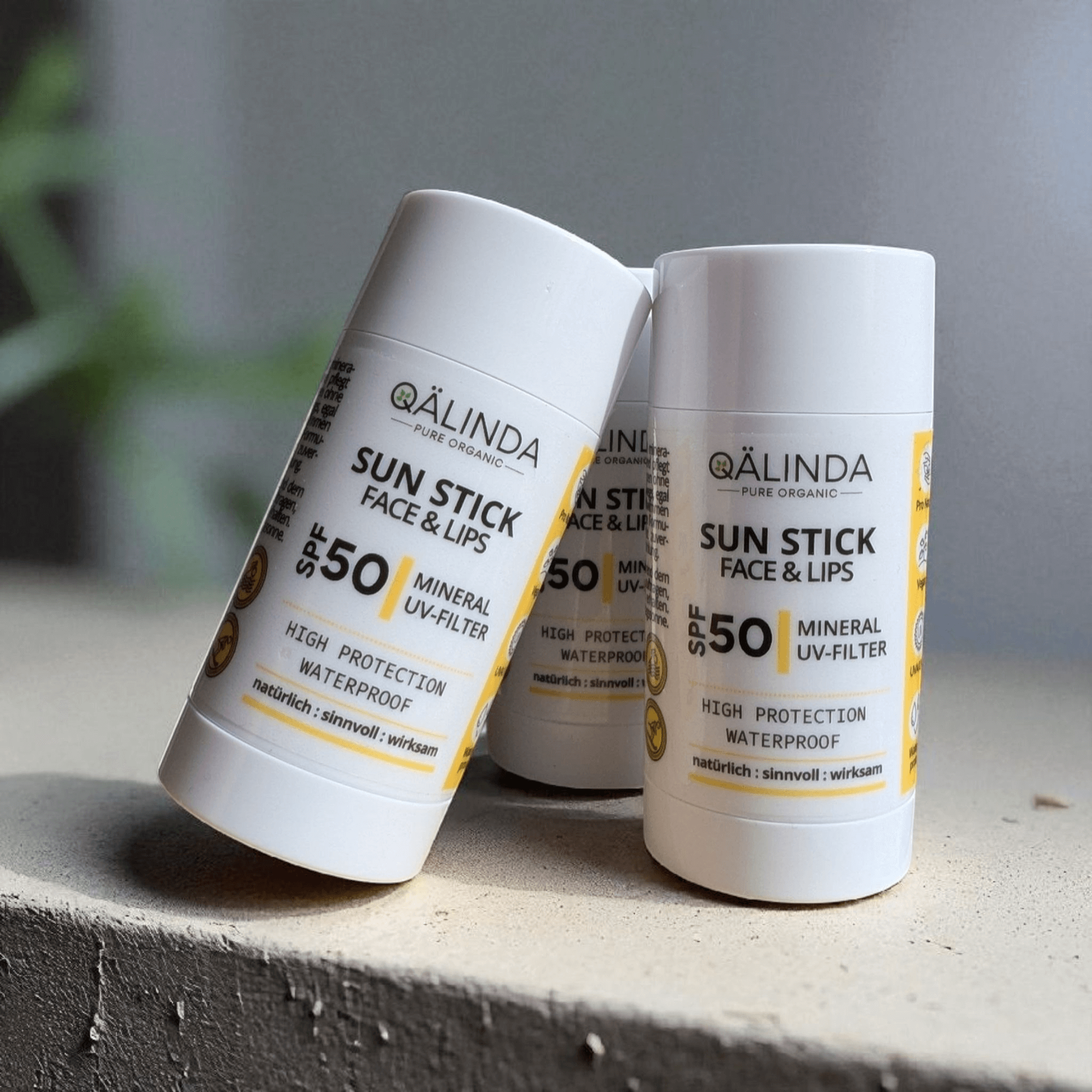 Das Pure Apple Seed Oil in der 10ml Braunglasflasche mit Metallkugel Roll-On, die glänzend schwarze Kappe steht daneben.