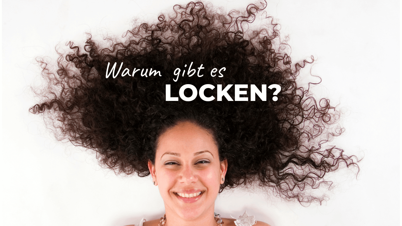 Eine fröhlich lächelnde, dunkelhaarige, junge Frau liegt mit ausgebreiteter Lockenmähne auf einem hellen Untergrund.