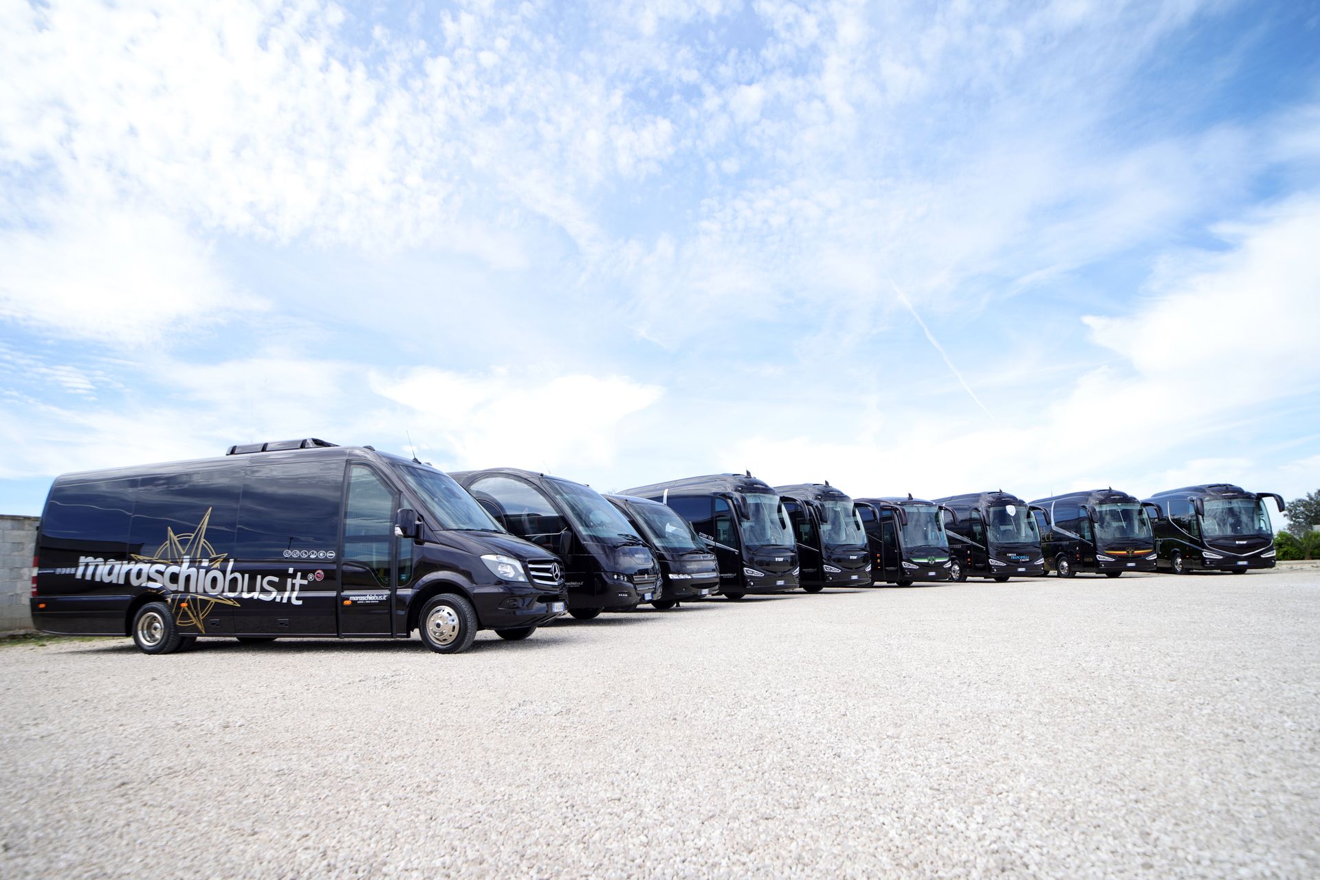 Fila di autobus gialli
