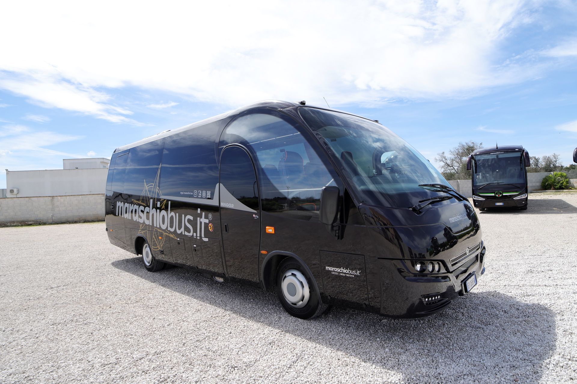 Autobus nero su superficie ghiaiosa