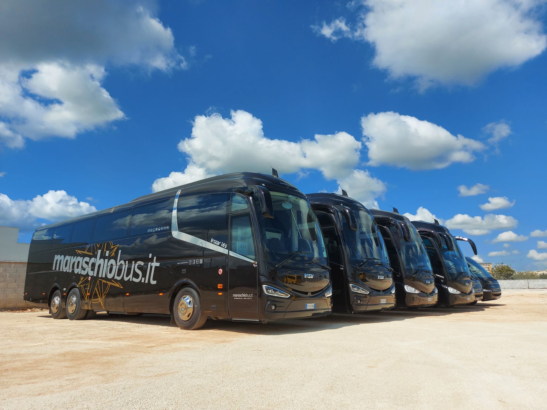 Autobus neri sotto un cielo blu