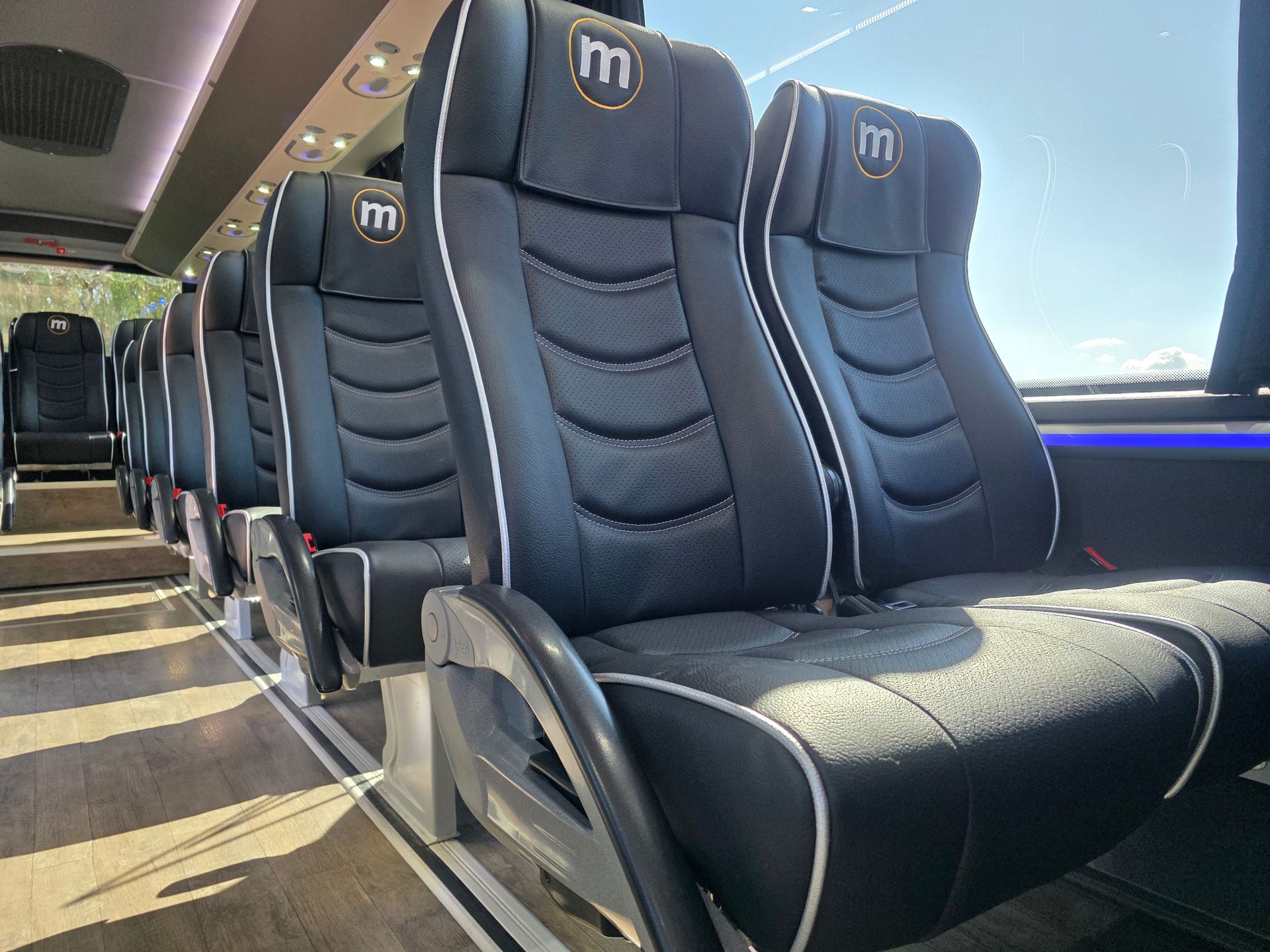 Interno dell'autobus con posti vuoti