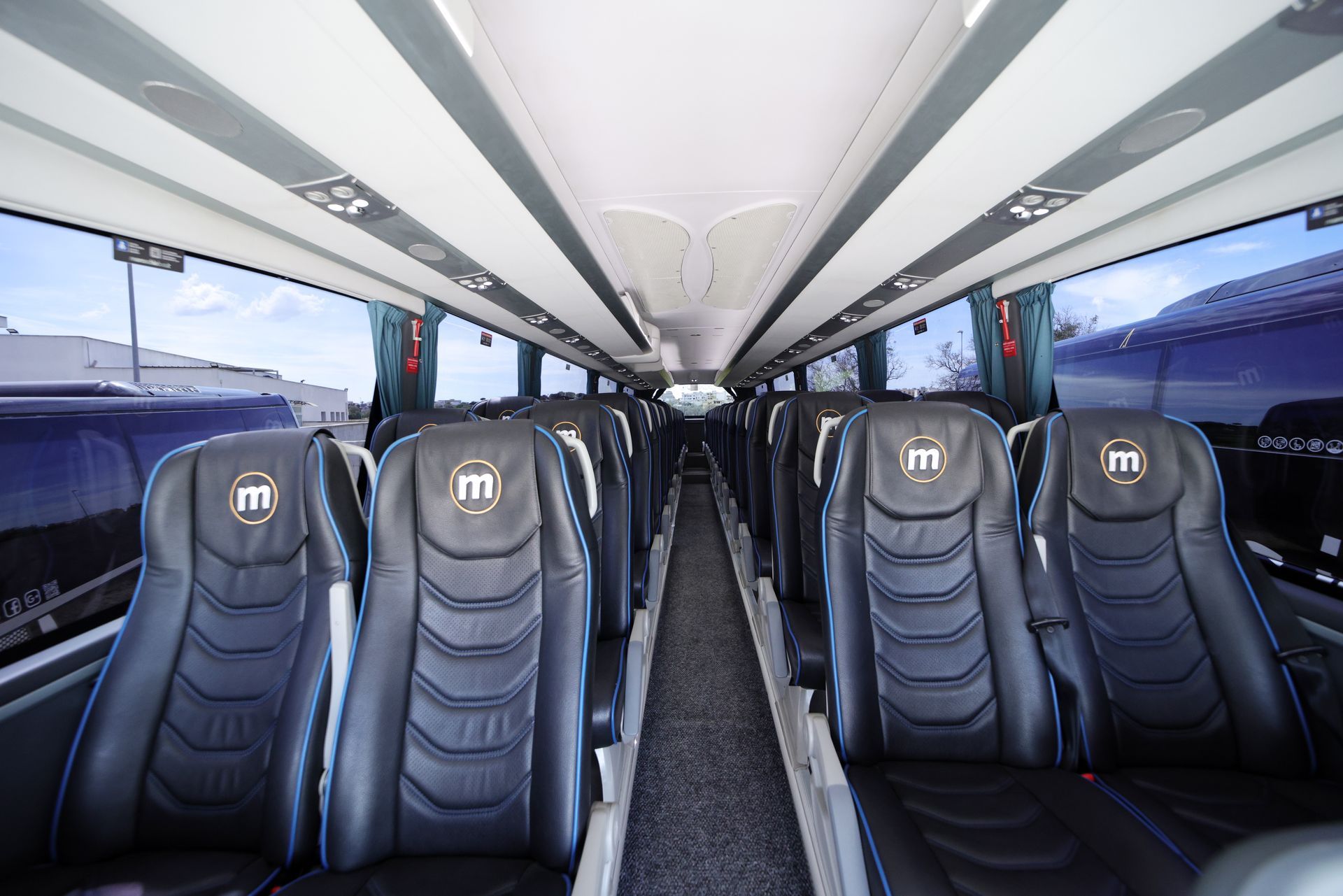 Interno vuoto di un autobus di lusso