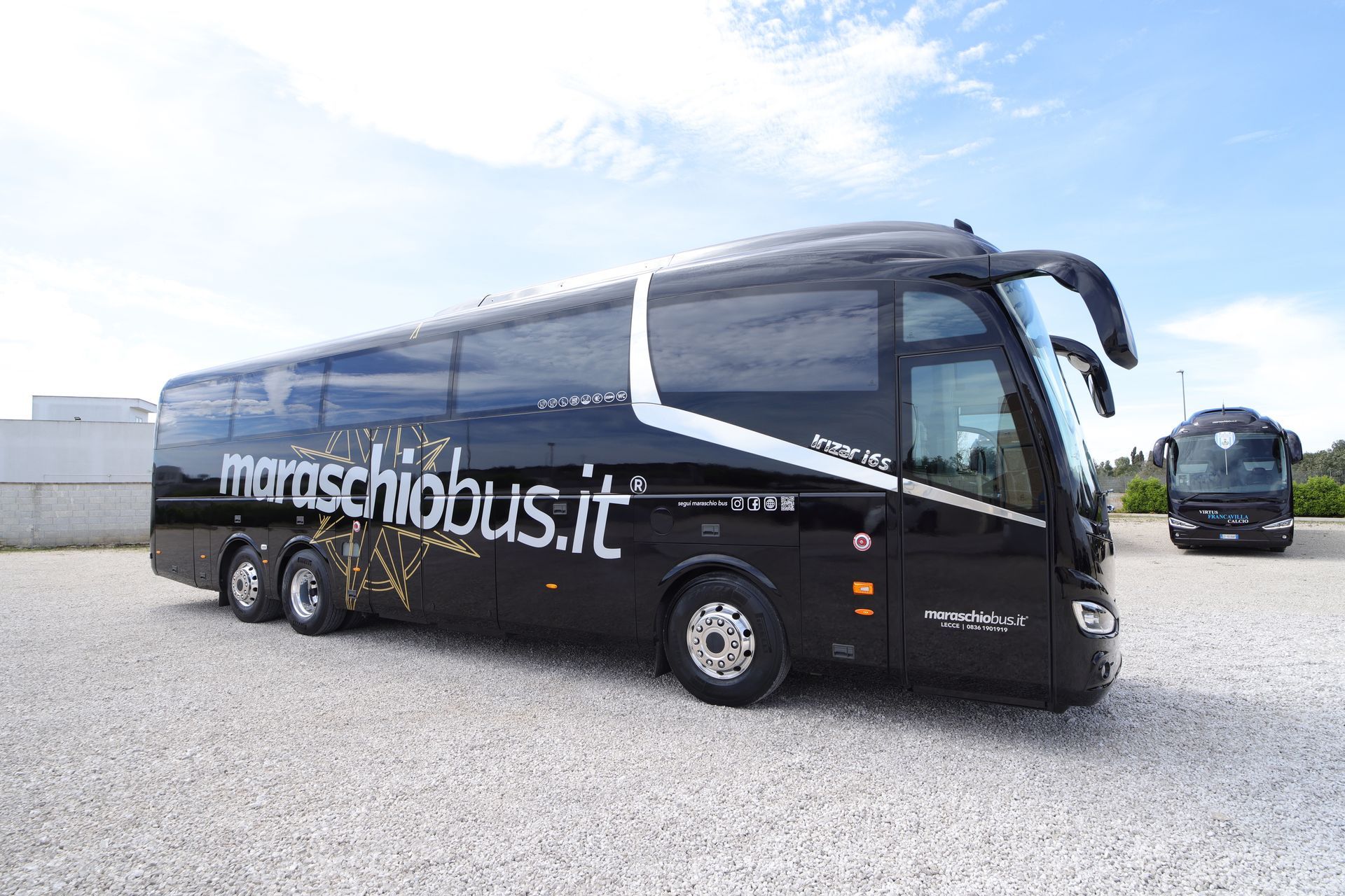 Autobus turistico di lusso nero parcheggiato