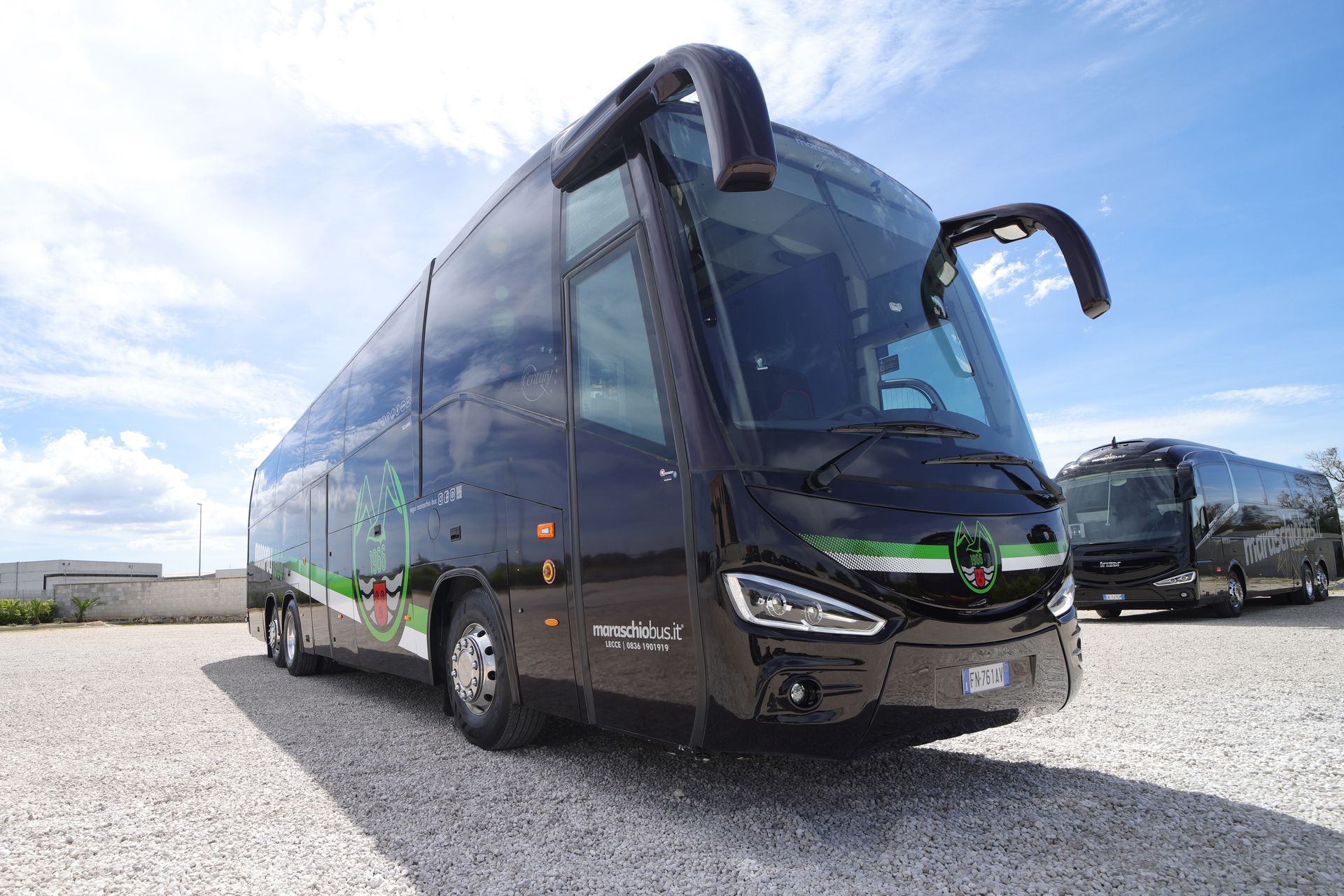 Autobus nero con logo verde