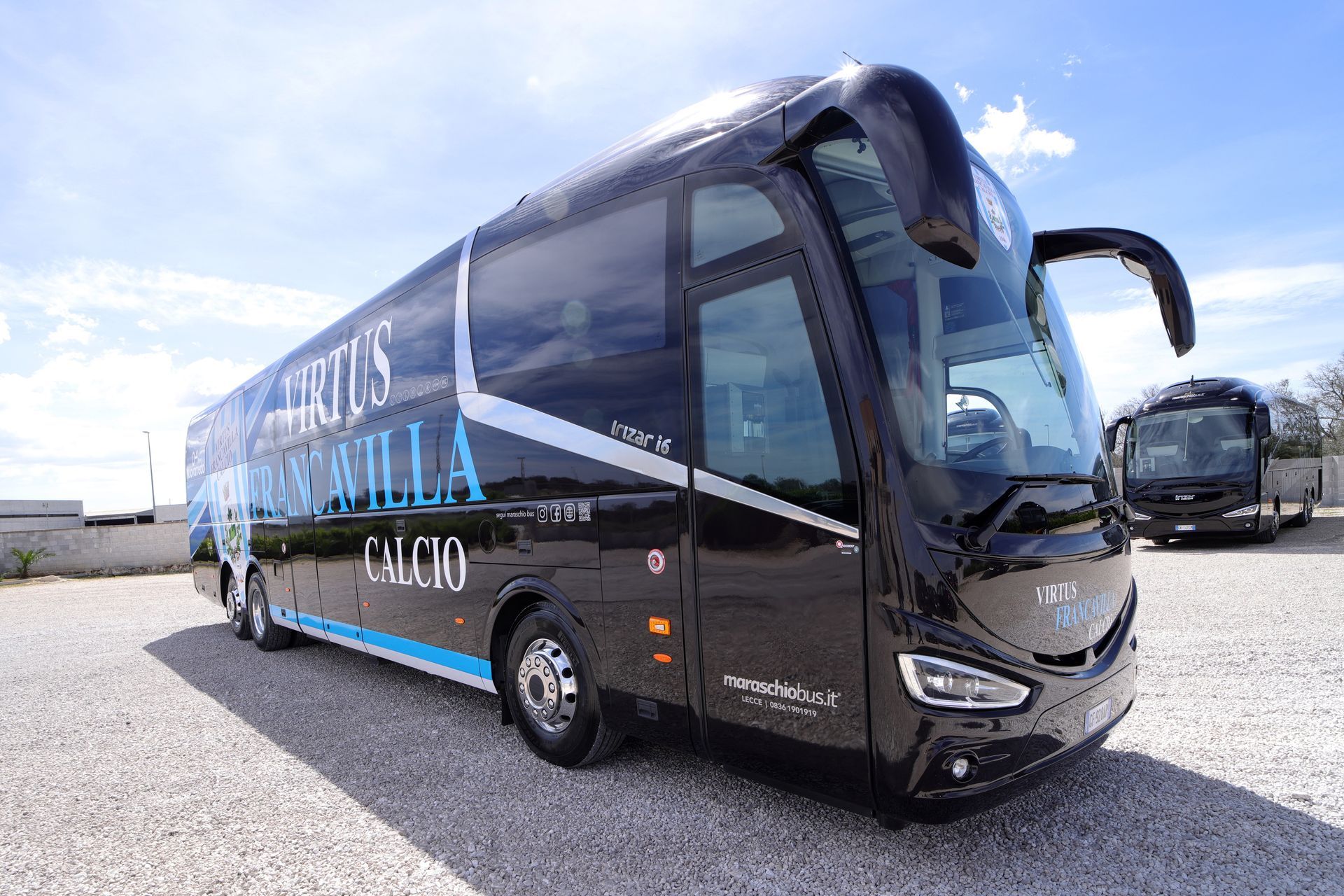 Autobus nero con il logo della squadra.