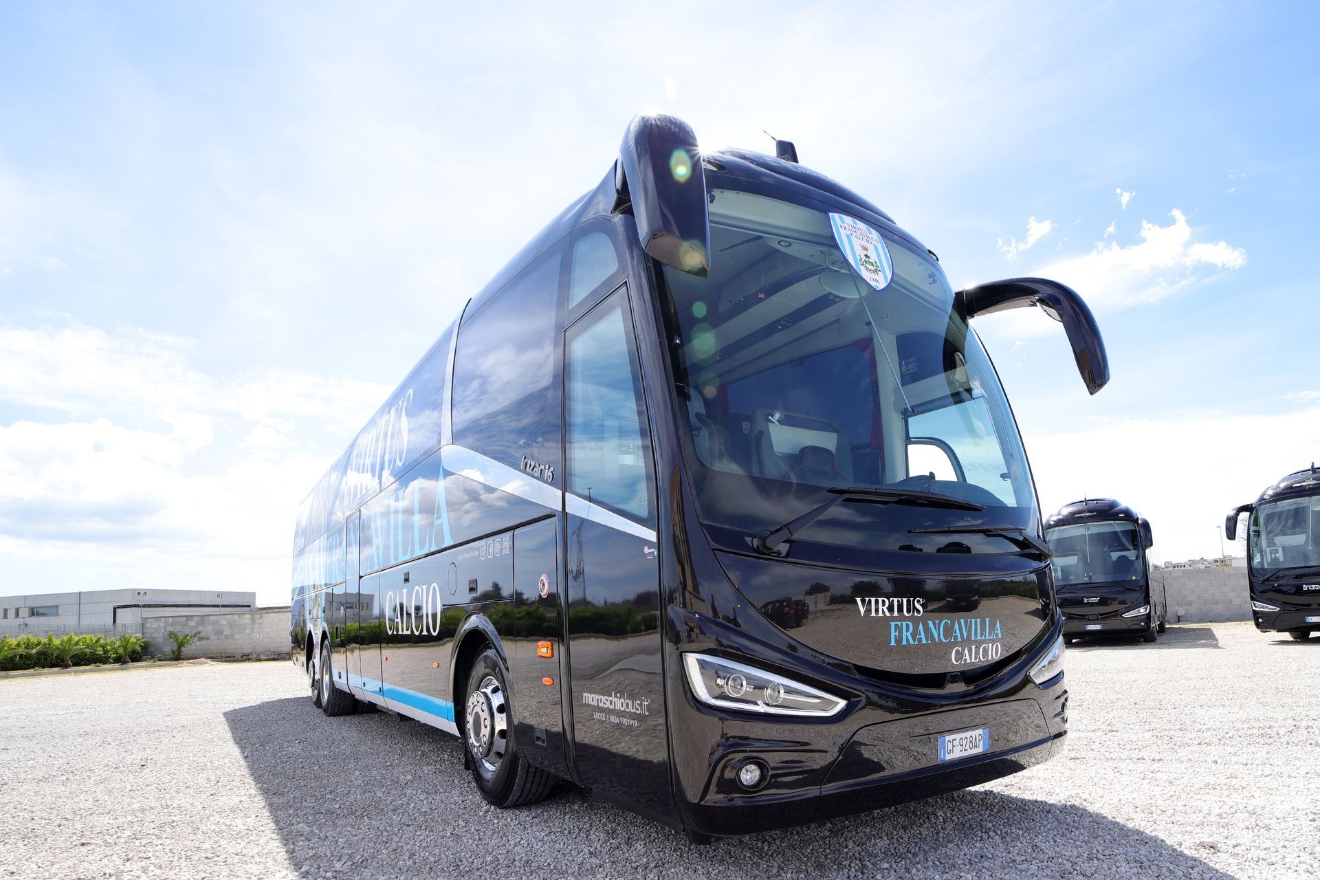 Autobus nero con logo