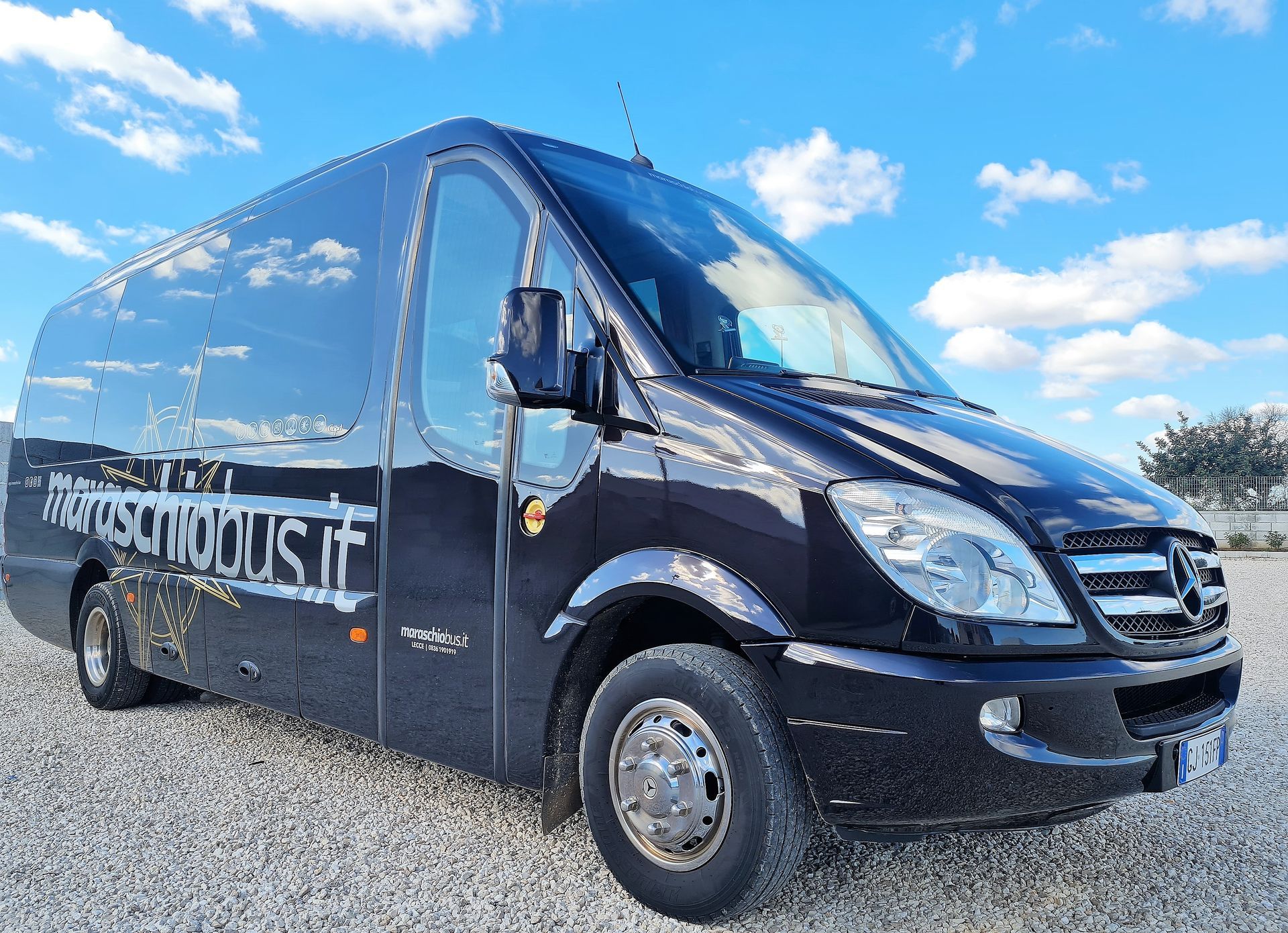 Minibus nero contro un cielo blu