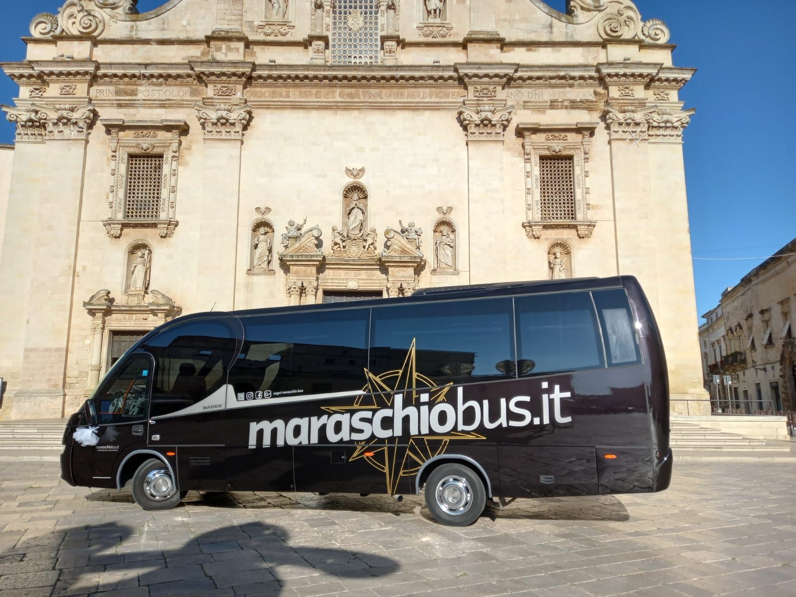 Minibus nero parcheggiato all'aperto
