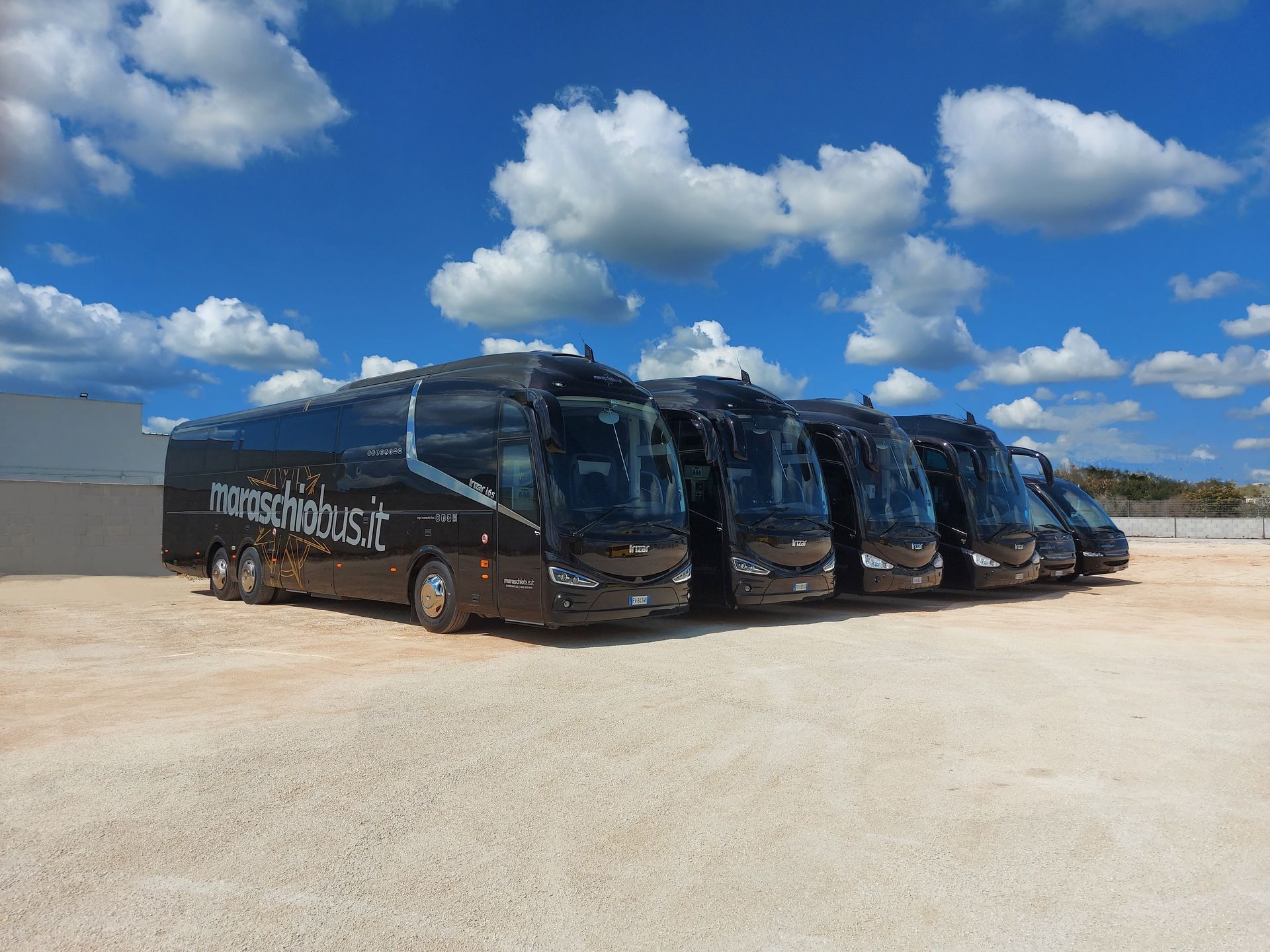 Tre autobus neri parcheggiati insieme