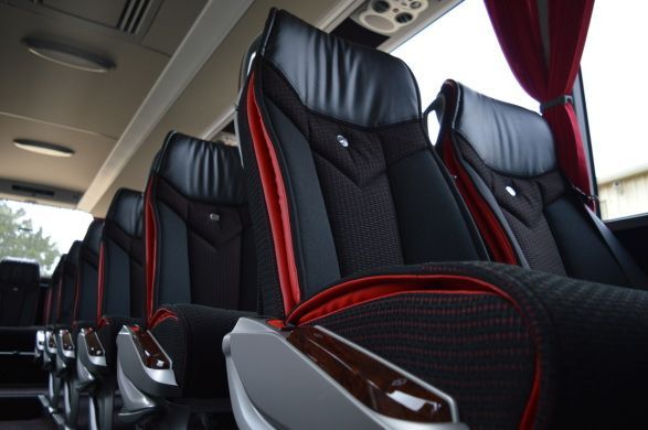 Interno di autobus di lusso con sedili