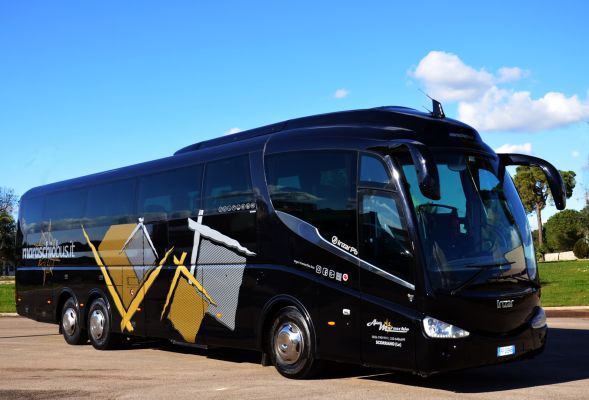 Autobus nero con la scritta U.S. Lecce