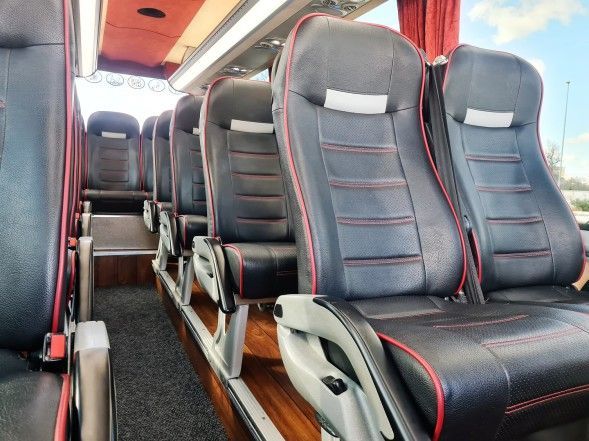 Posti a sedere vuoti all'interno dell'autobus