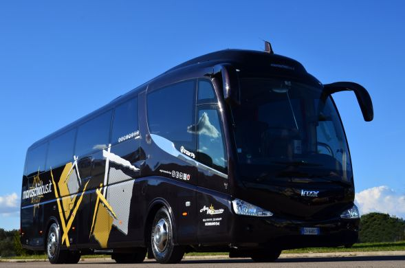 Autobus nero con logo