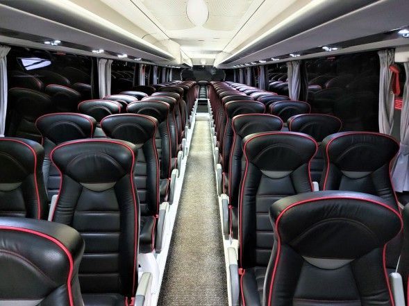 Interno di un autobus vuoto con sedili