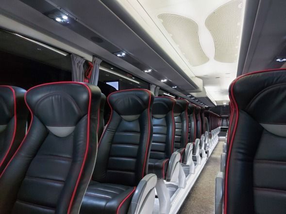 Interno dell'autobus con sedili in pelle