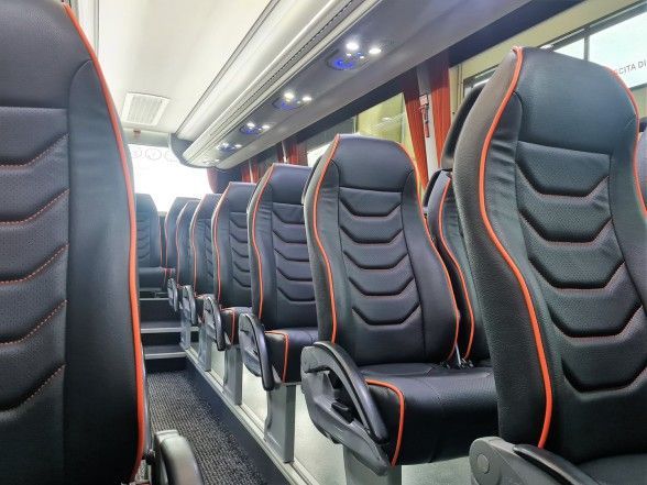 Interni moderni dell'autobus con sedili