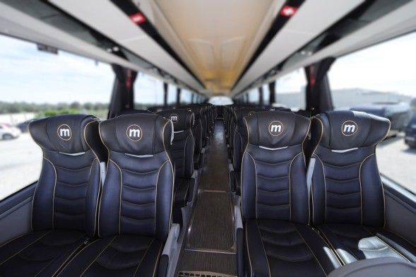 Interno dell'autobus con sedili comodi