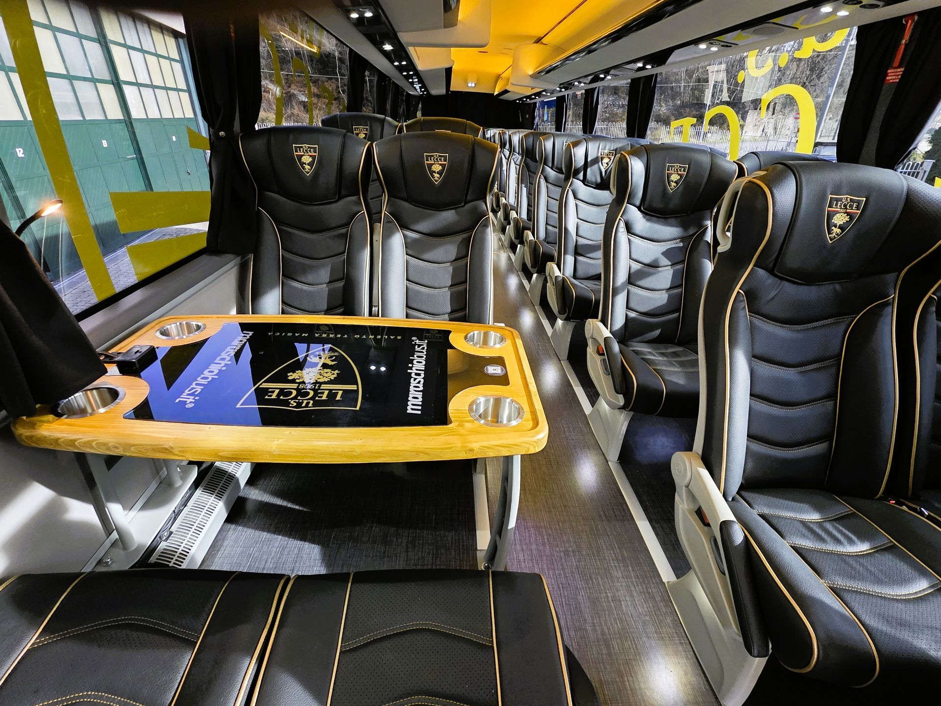Autobus neri allineati all'aperto