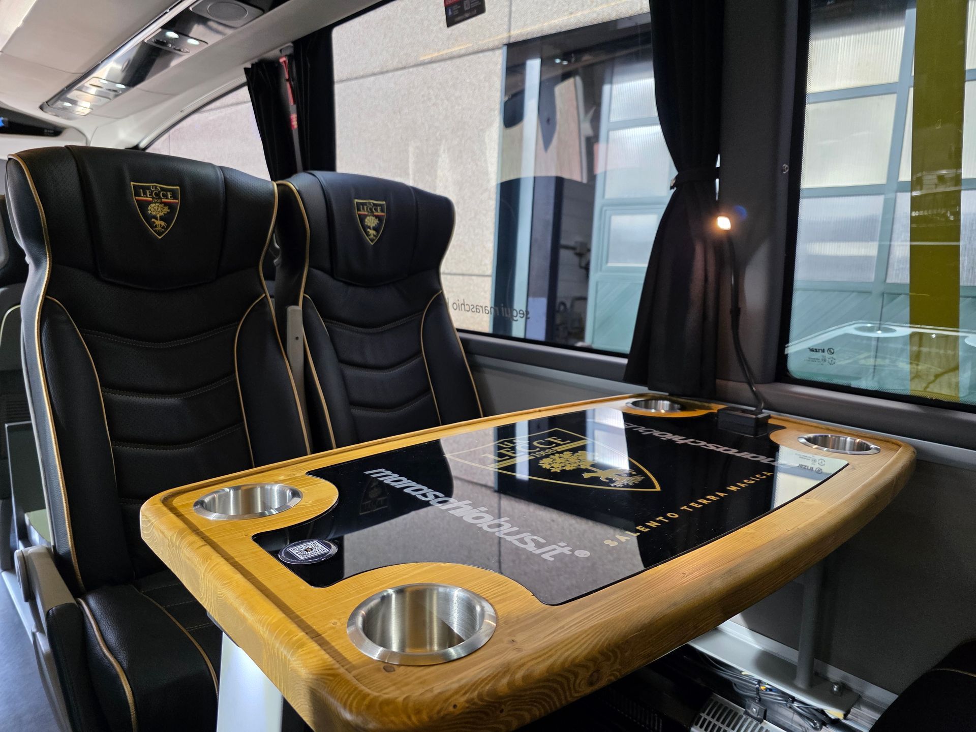 Autobus turistico di lusso nero