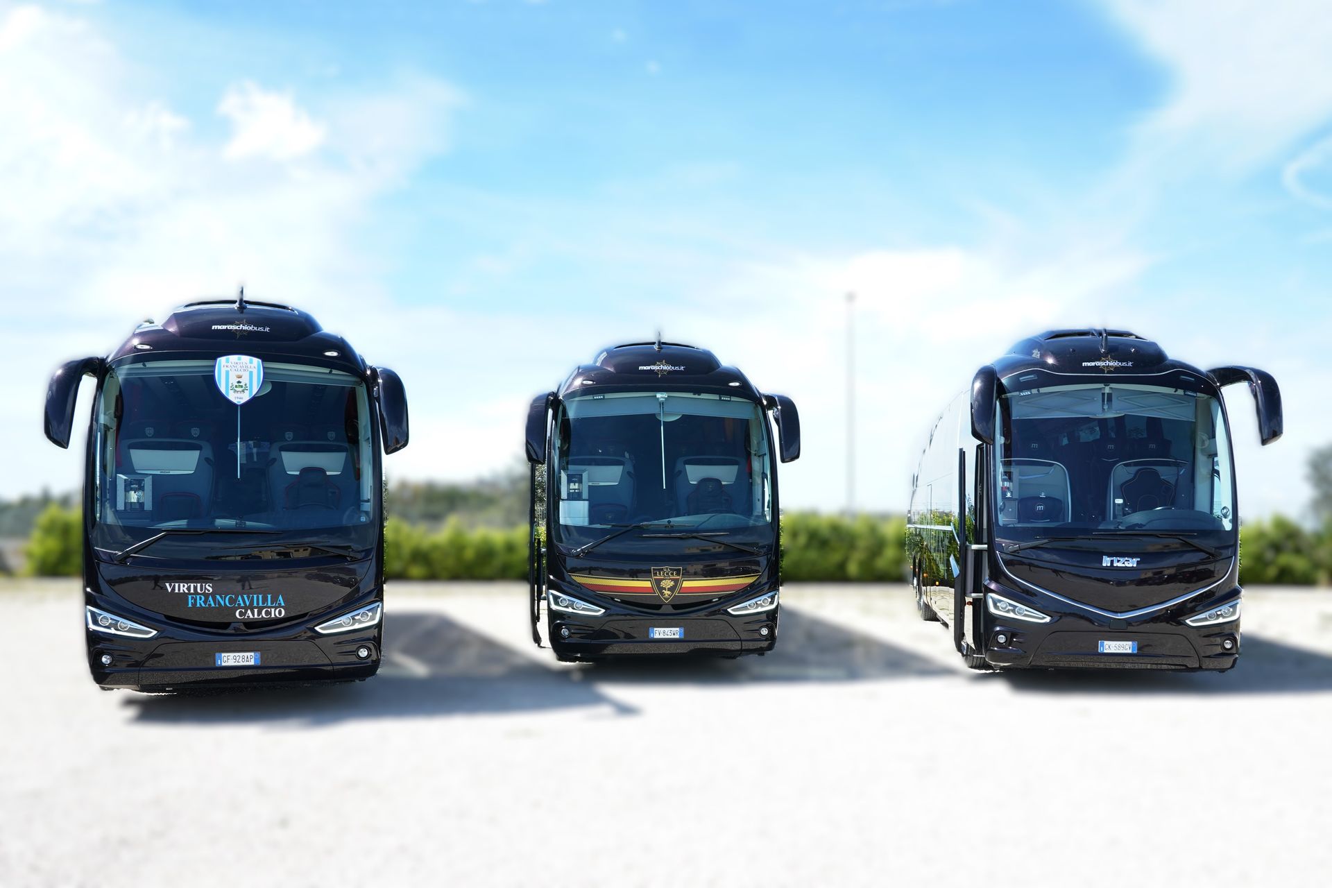 Tre autobus neri parcheggiati