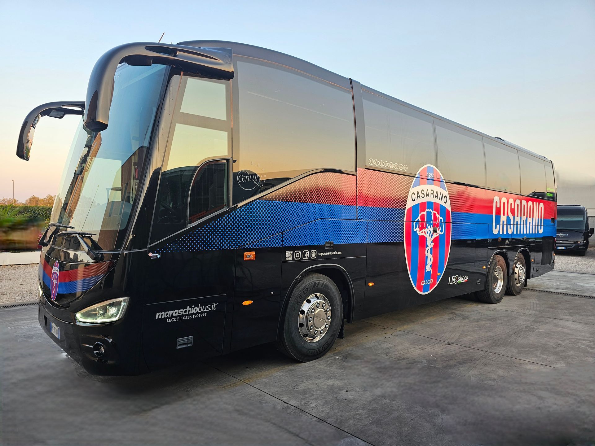 Autobus nero con logo della Casarano.