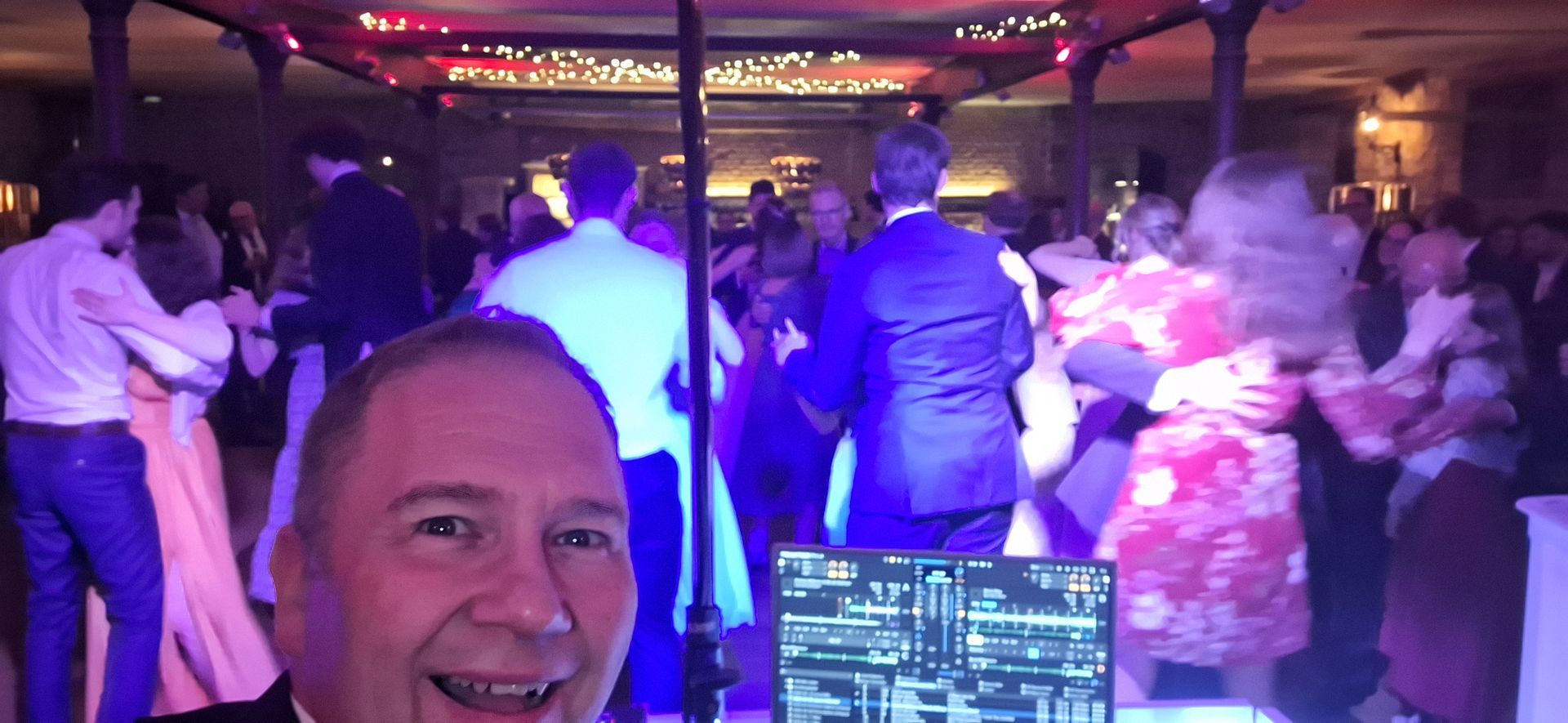 Volle Tanzfläche und Musik für jedermann