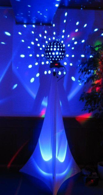 Discokugel auf Stativ mit Husse und Floorspot Discokugel von DJ Mark Kiss auf einer Geburtstagsfeier