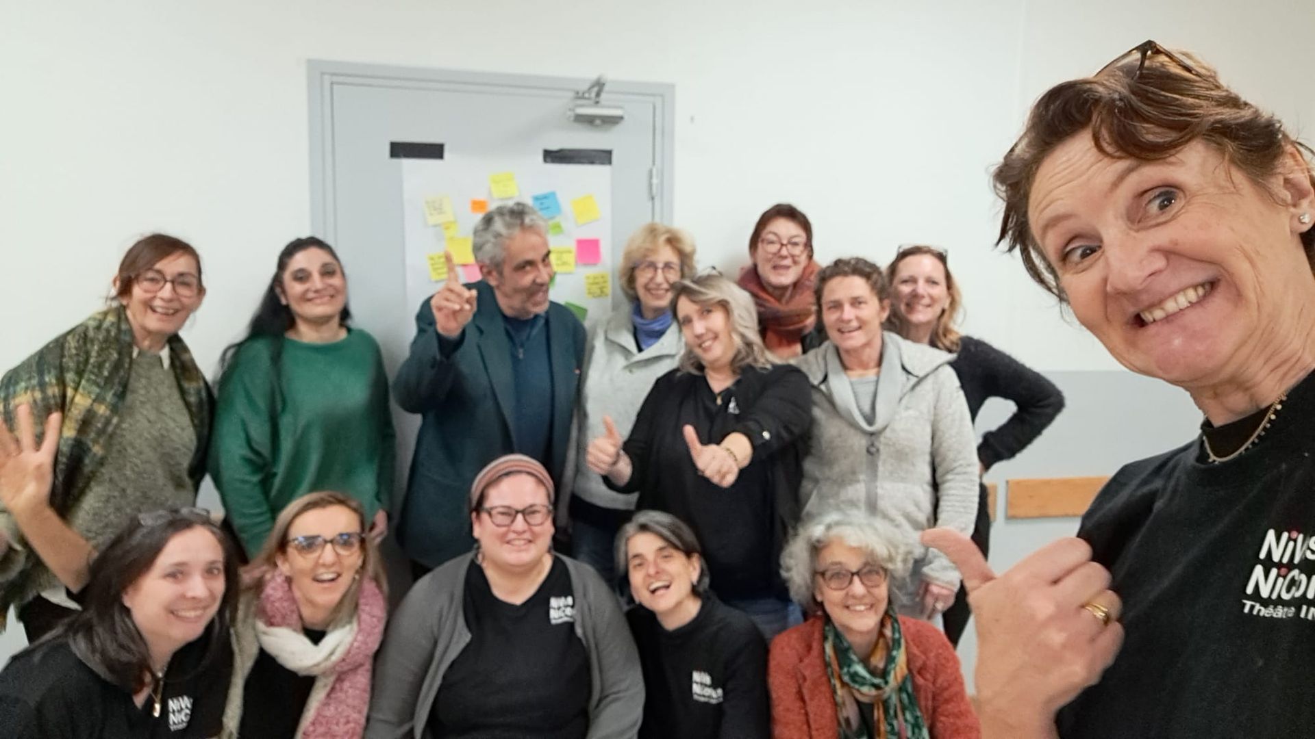 personnes stagiaires qui posent pour la photo avec helene basler