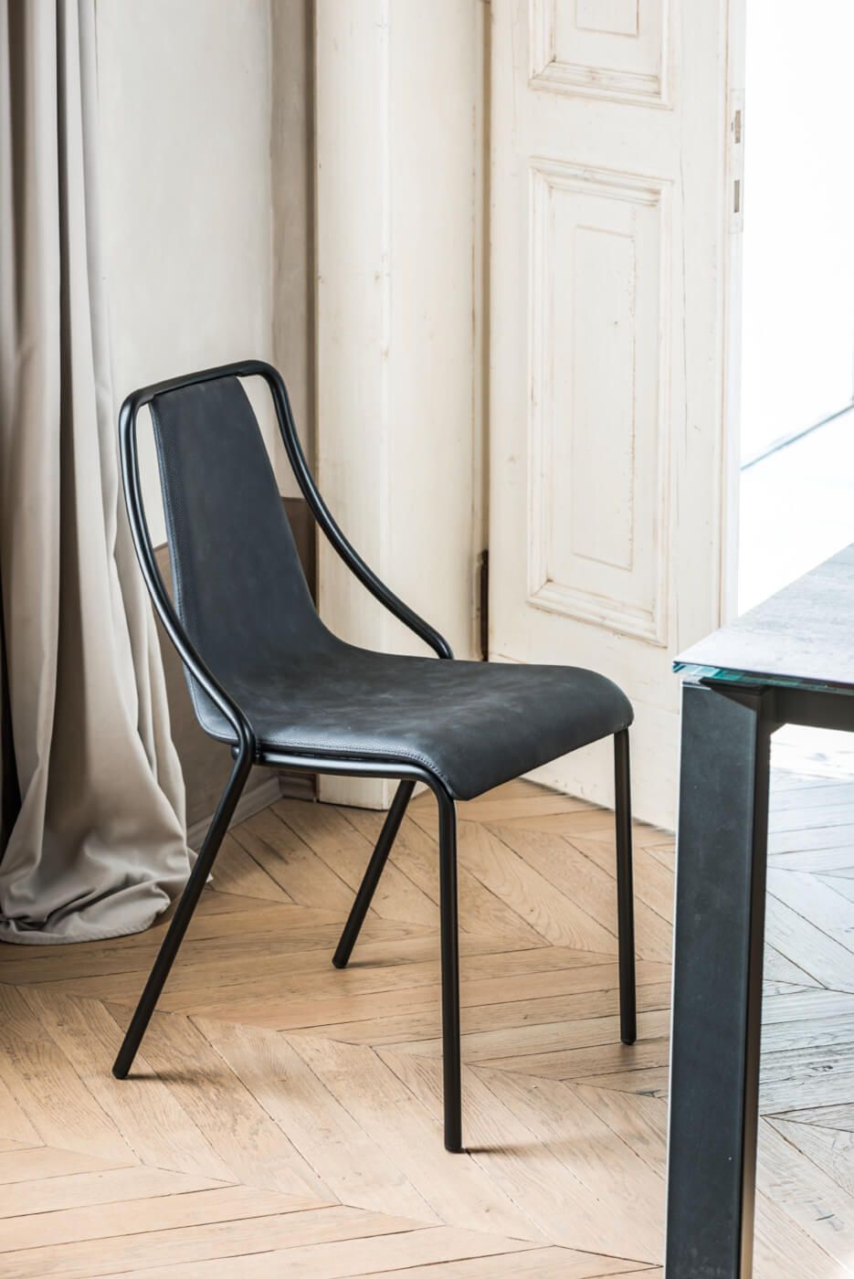 Schwarzer, eleganter Lederstuhl-Designstuhl Ola aus Leipzig bei Borna