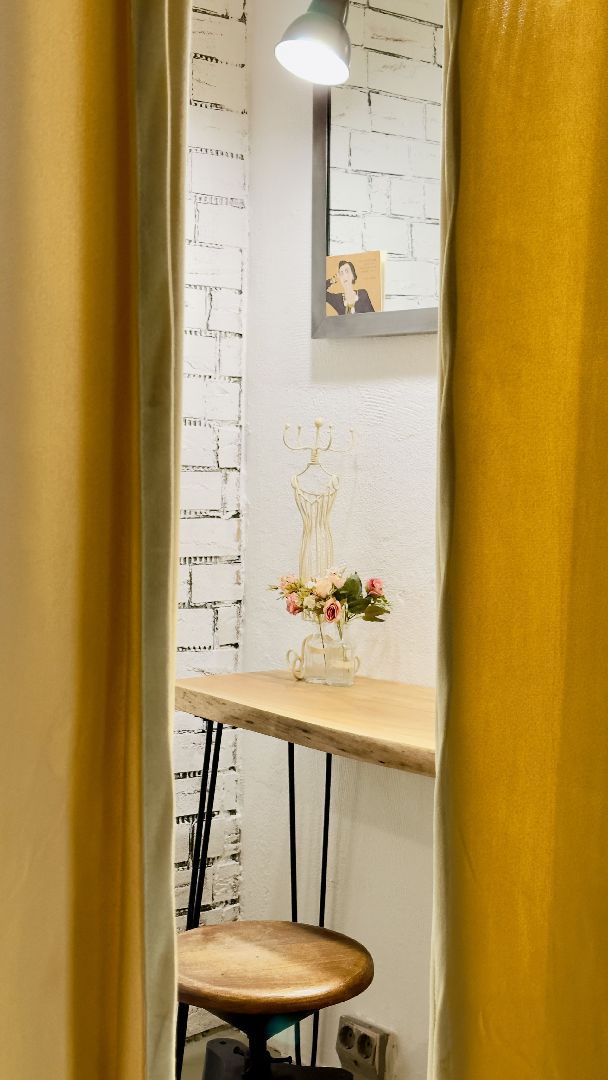Drehort Vermietung, heller Raum mit Säule und Stuck. Kleines Loft Leipzig.