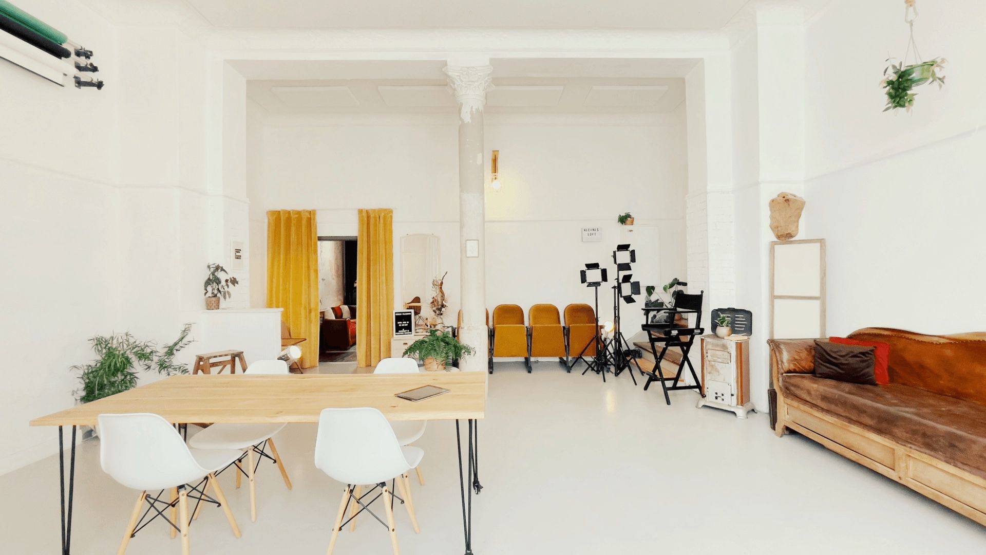 Ansicht heller Meetingraum, Seminarraum und Tagungsraum Kleines Loft Leipzig Stötteritz.