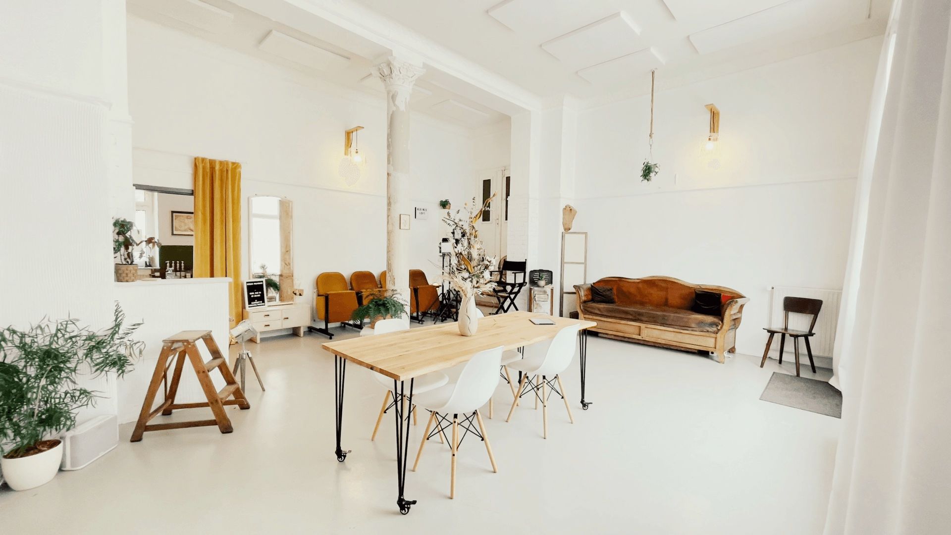 Ansicht heller Meetingraum, Seminarraum und Tagungsraum Kleines Loft Leipzig Stötteritz.