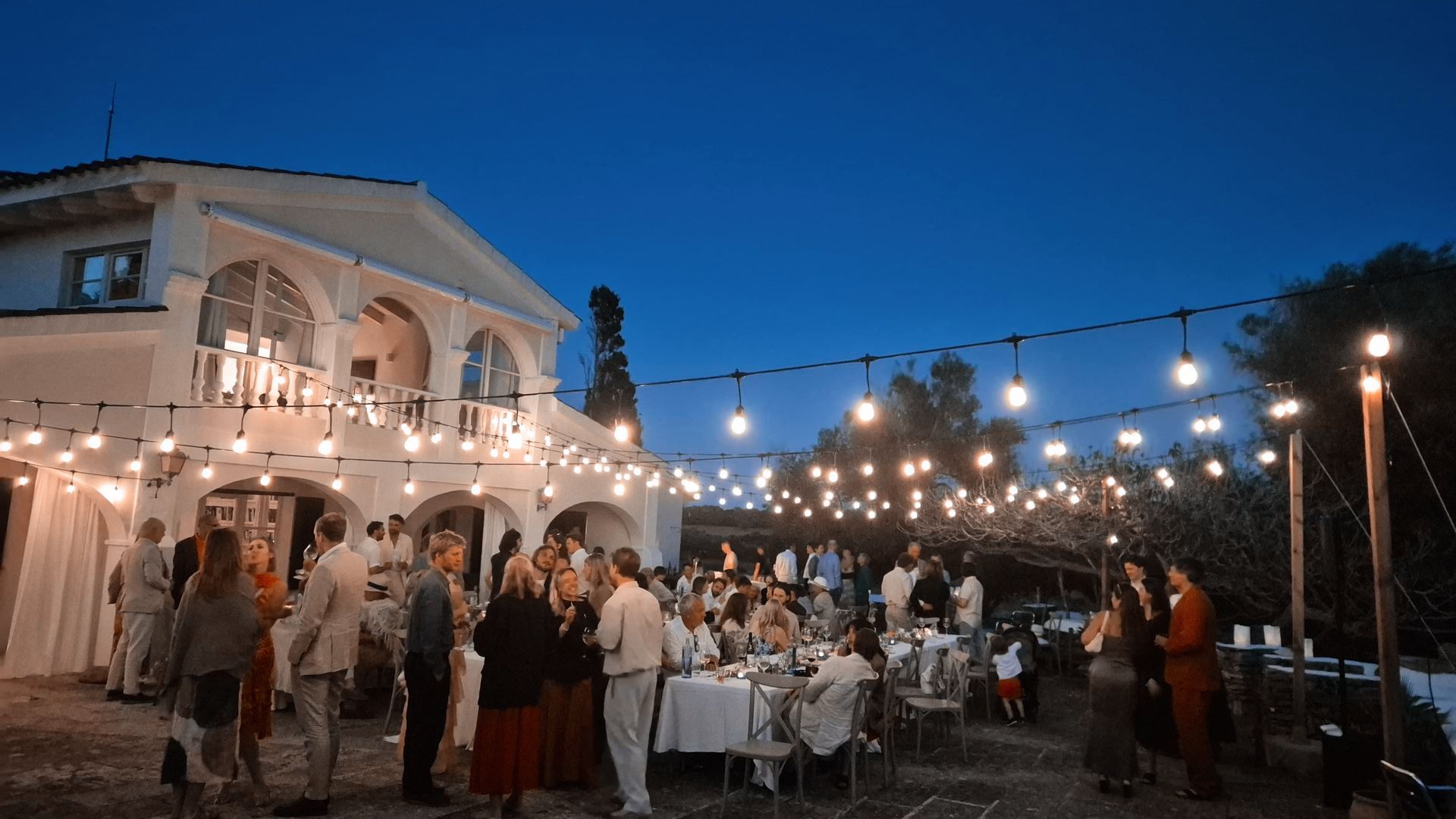 iluminación de fachada con focos led inalámbricos a batería
