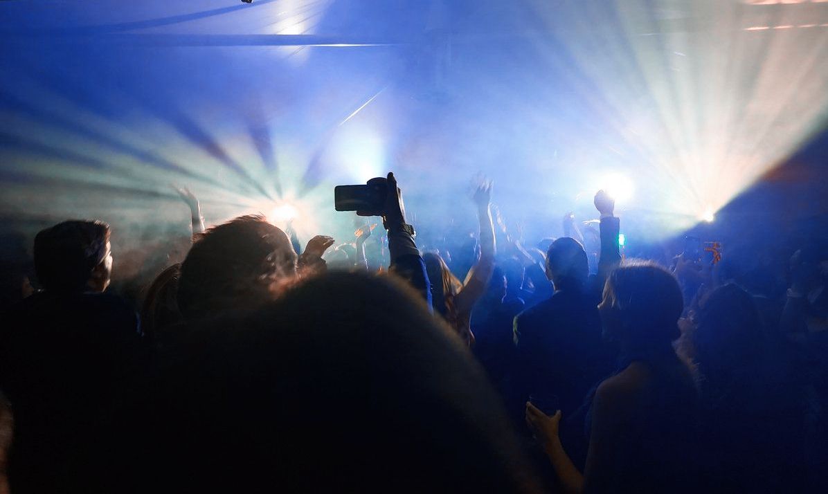 fiesta única con el dj de pixel eventos en tu boda en menorca