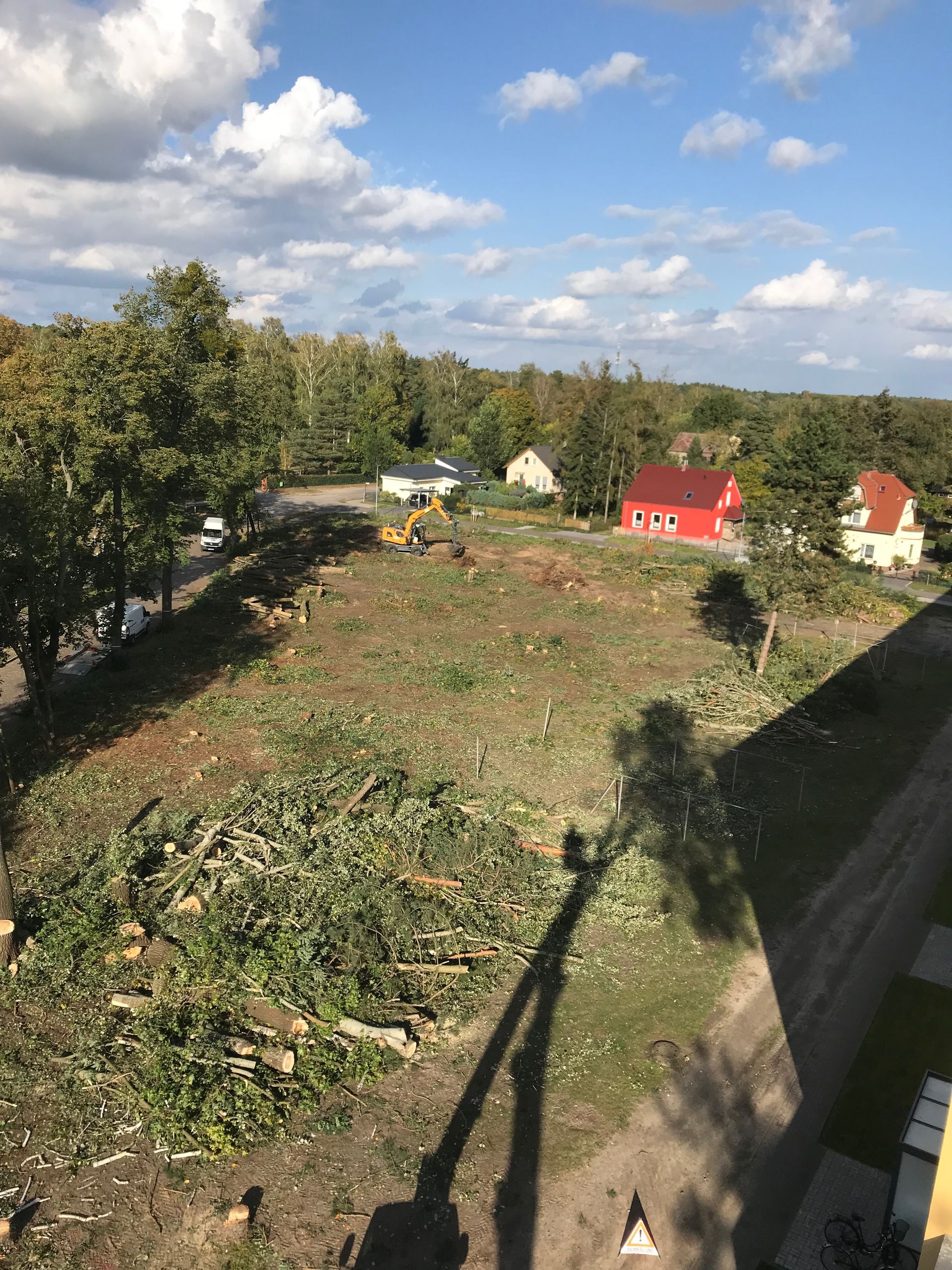 Blick von oene aus dem Liftfahrzeug auf die gefällten Bäume