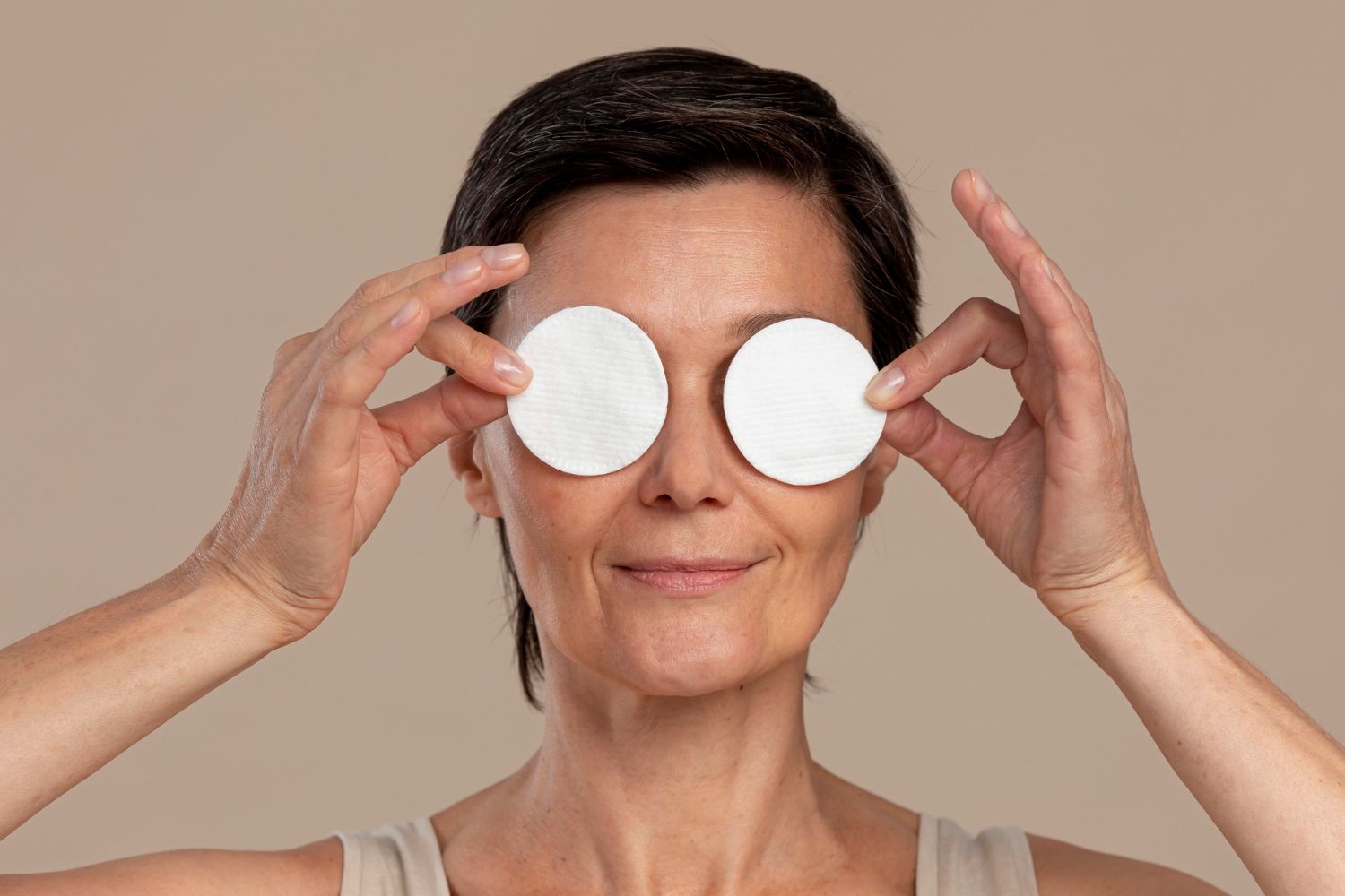 Cernes creux, pigmentaires, poches, regard fatigué : le Dr Christine Magnier explique les causes phy