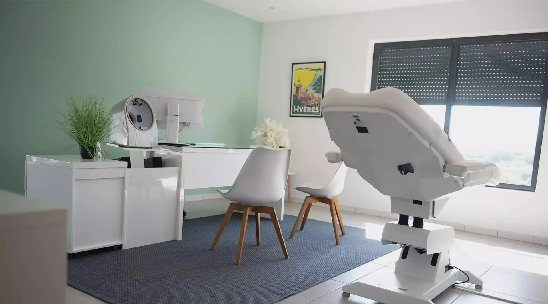 Médecin esthétique à Besançon, le Dr Stéphane Saint-Hillier propose injections, lasers, cryolipolyse