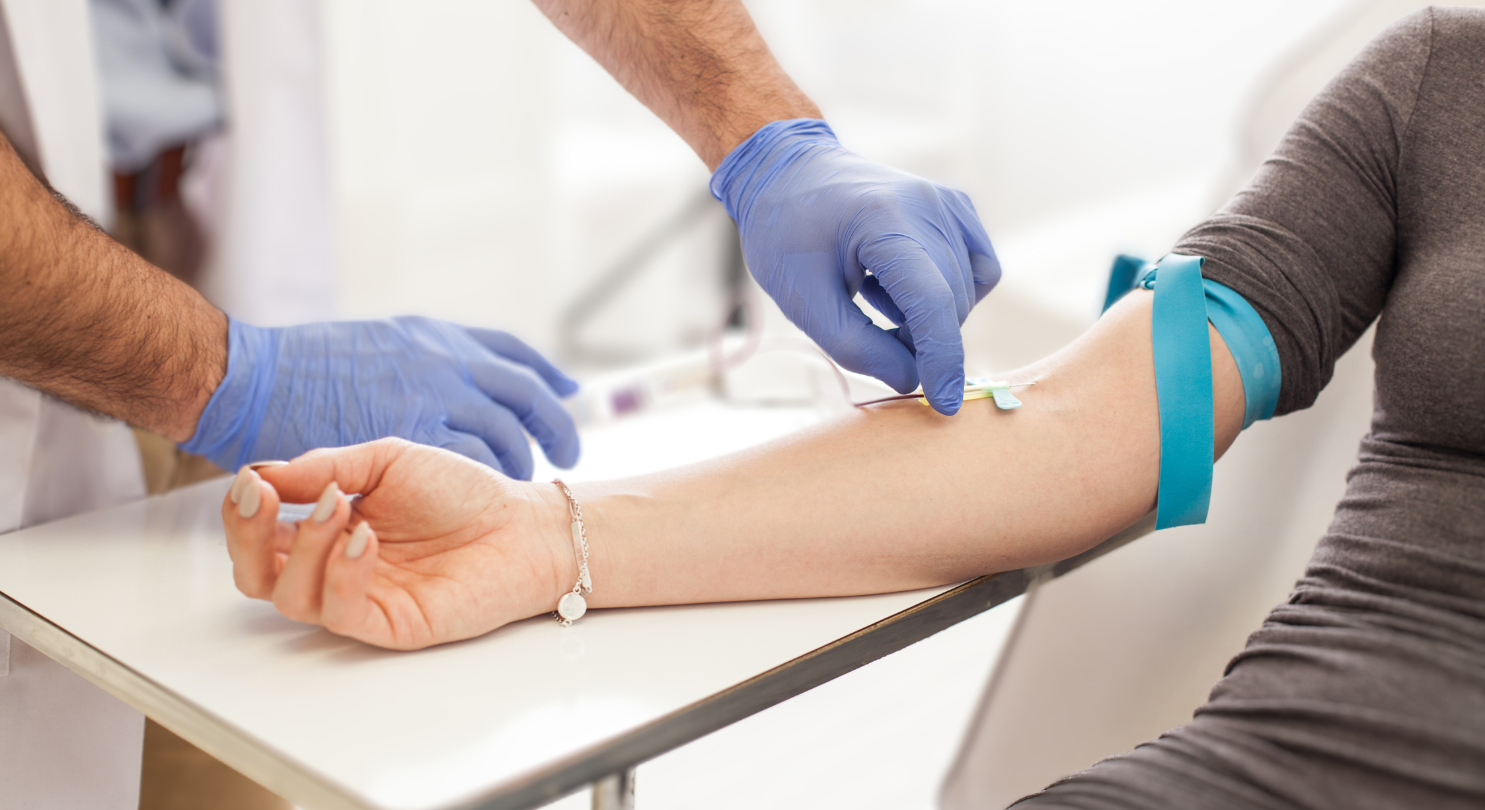 personne faisant une prose de sang pour faire du PRP en medecine esthetique