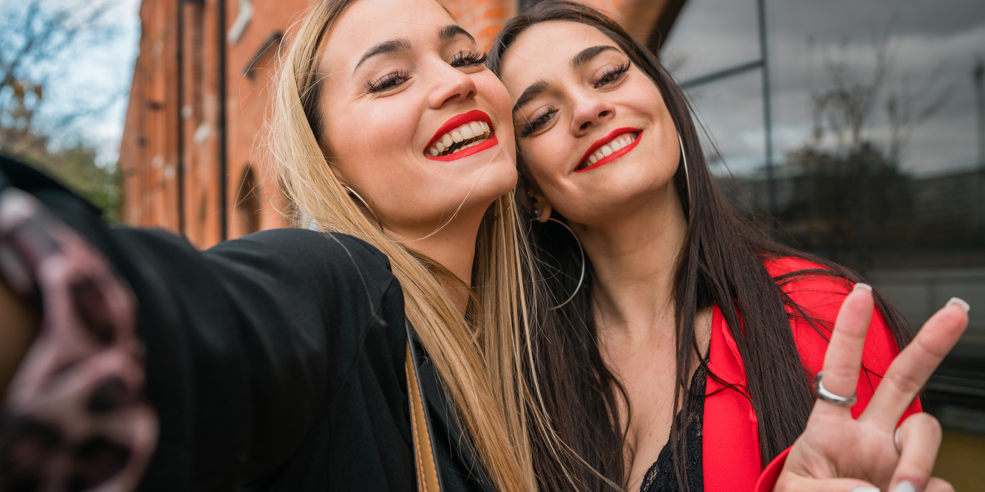 jeune femme dangers des reseaux sociaux