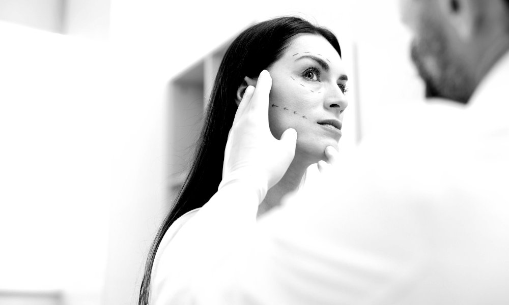 medecin qui prepare une patiente