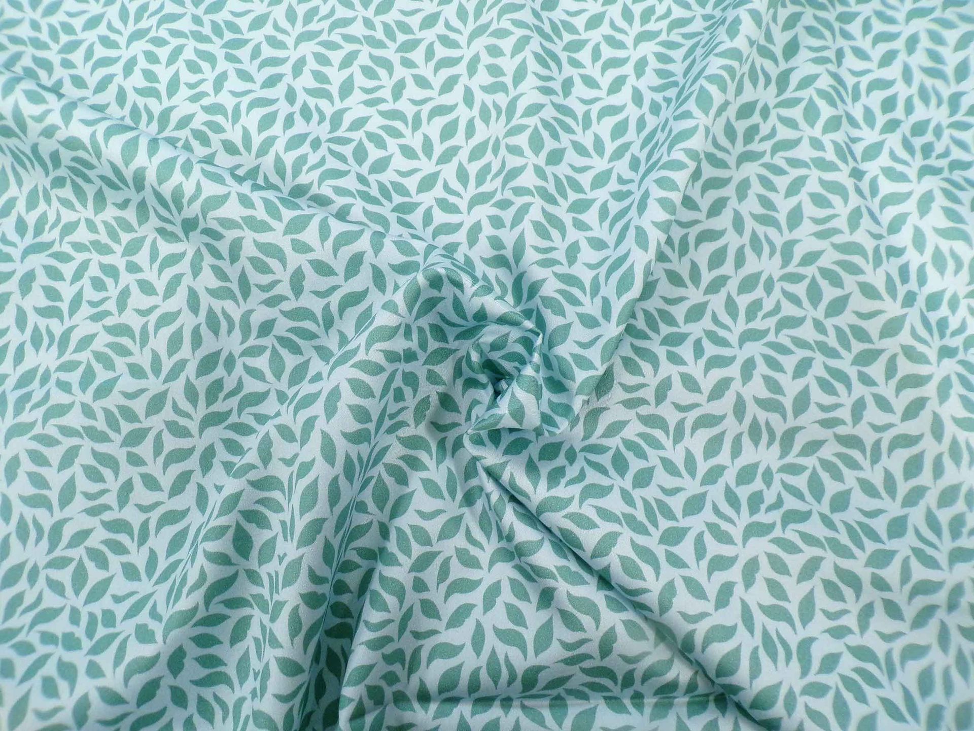 Baumwollstoff Makosatin Blätterwald hellblau-türkis